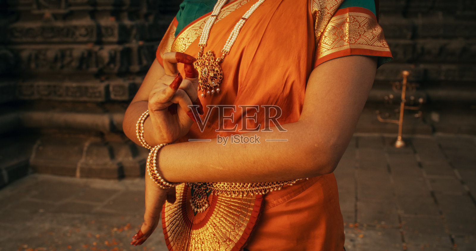 印度女舞者展示象征性手势的特写，在民间舞蹈中传递信息。身穿传统纱丽的女孩展示 Mudras 运动艺术照片摄影图片