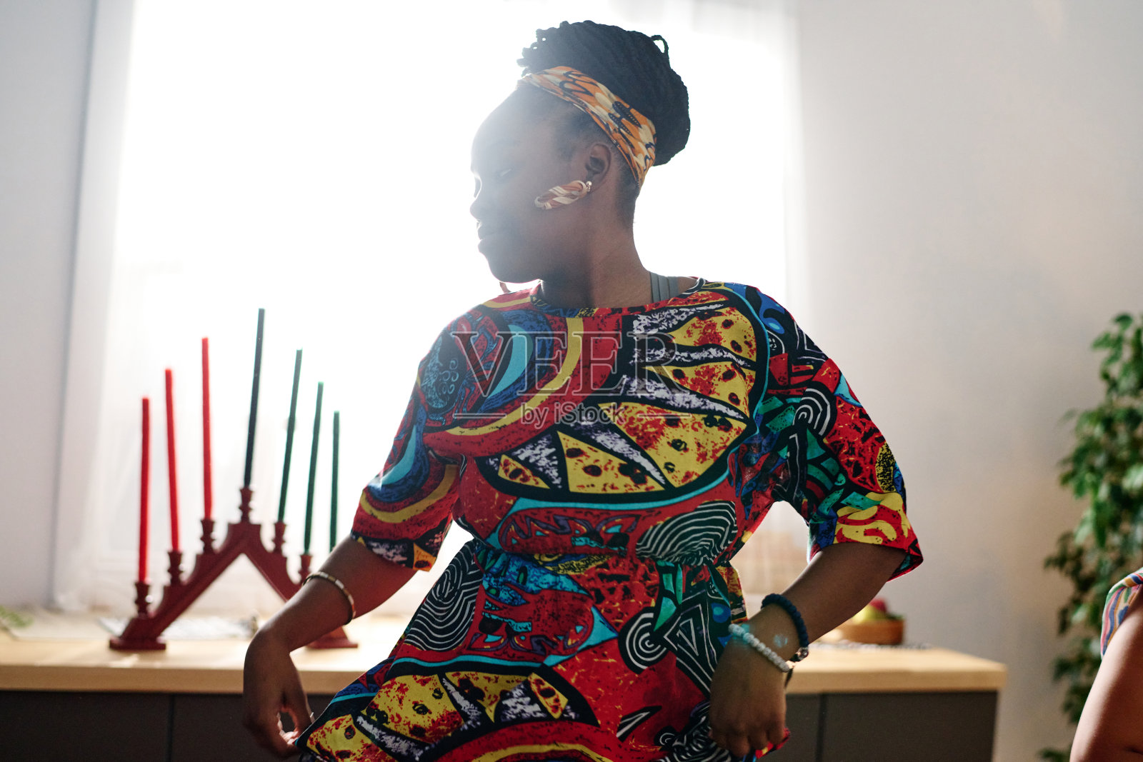 年轻的非裔美国妇女，身着民族服装，佩戴饰物，表演舞蹈照片摄影图片