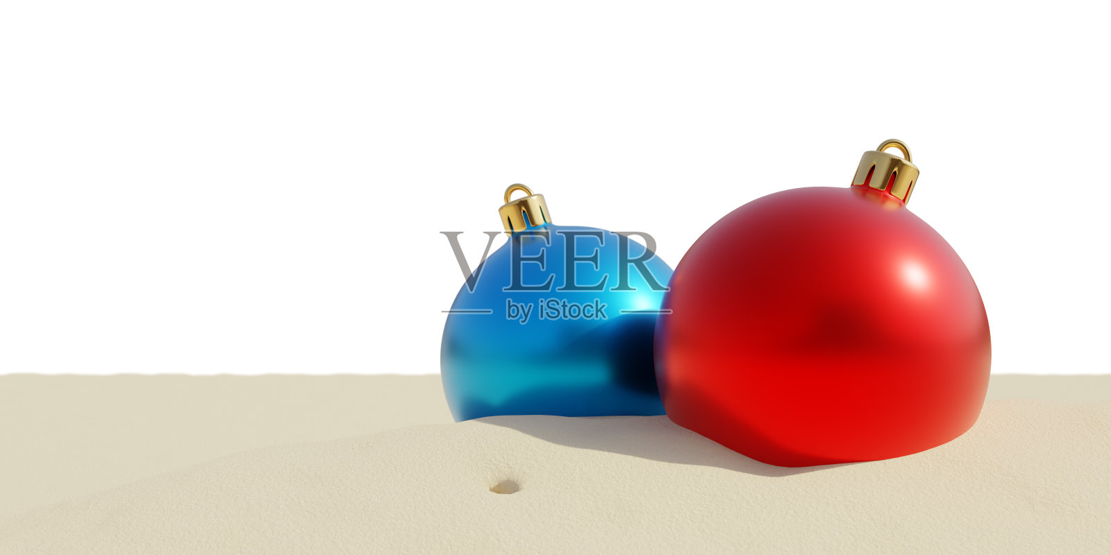 夏天的圣诞节。圣诞装饰球在空沙背景。白色透明的天空照片摄影图片