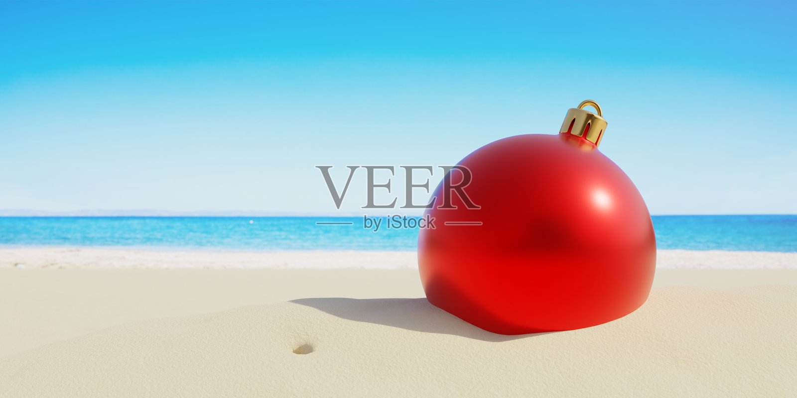 夏天的圣诞节，红色的圣诞球以空旷的沙滩为背景，晴朗的日子，蔚蓝的天空，平静的大海。副本的空间。照片摄影图片