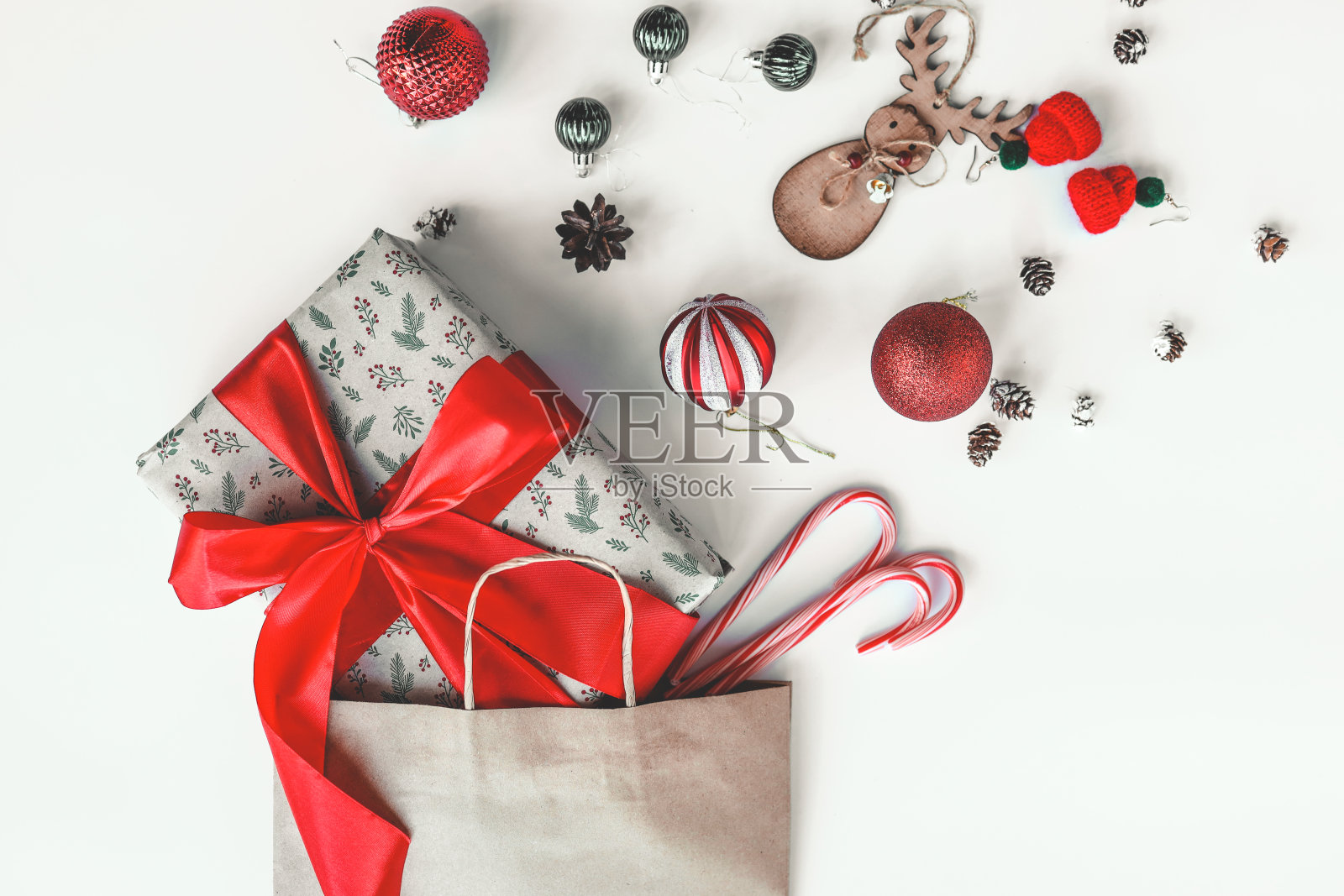 装有圣诞节购物商品的卡夫纸袋，俯视照片摄影图片