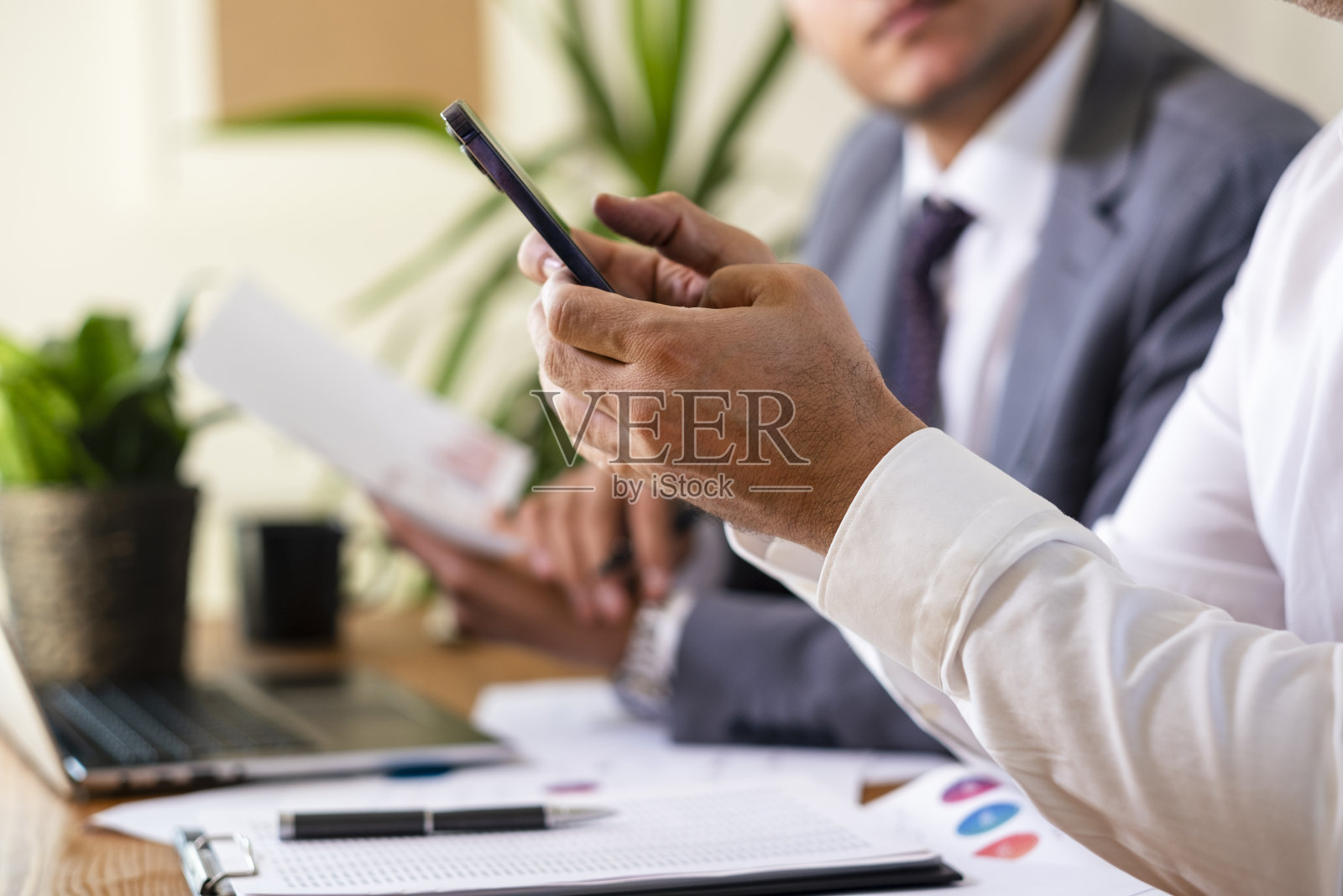 两个商人在办公室里谈话，讨论商业伙伴关系，以找到改善业务和解决问题的方法照片摄影图片