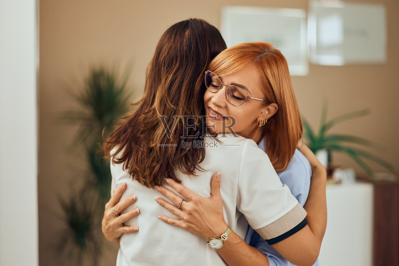 一个女病人拥抱她的医生的特写，感谢医生让她保持健康。照片摄影图片