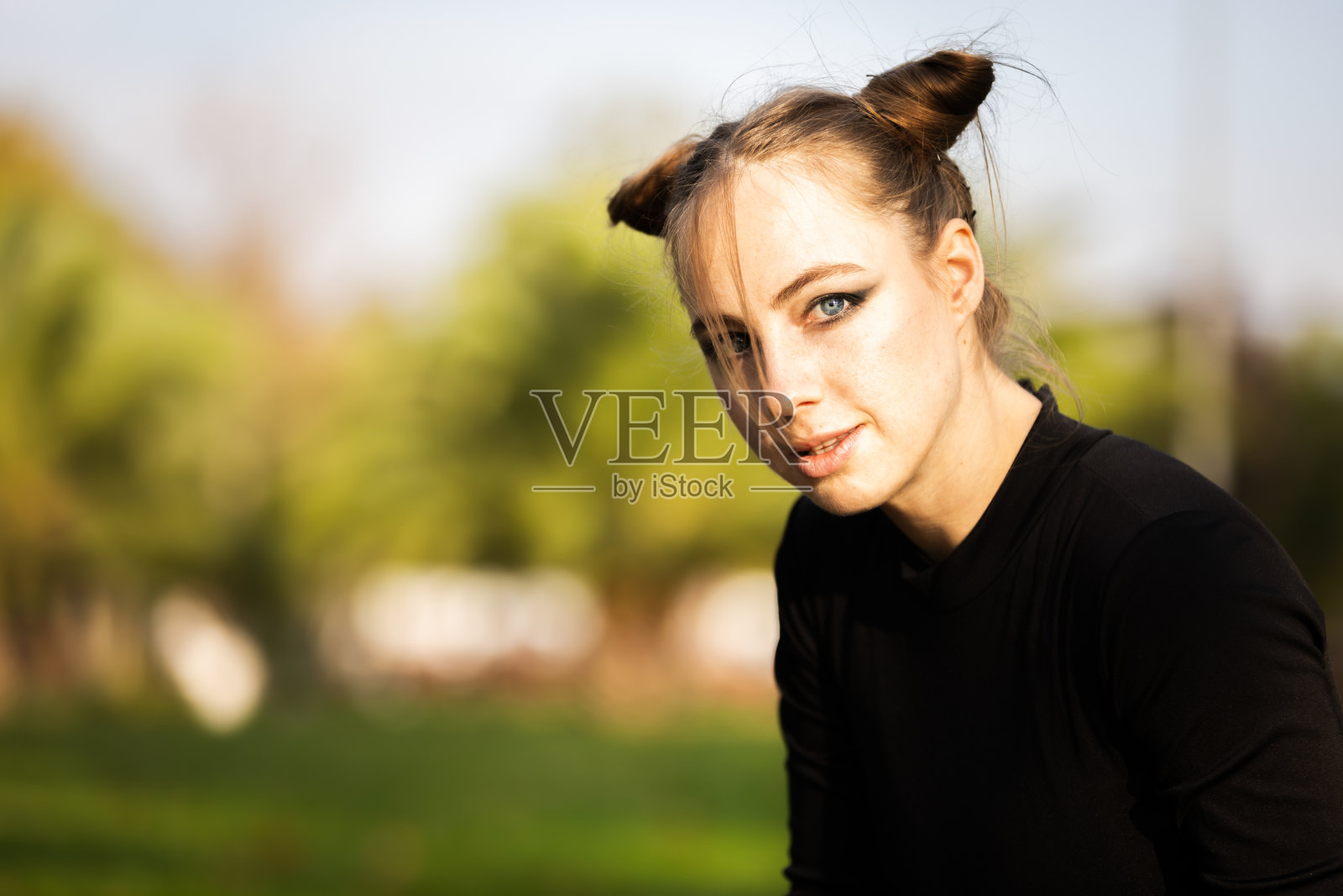 穿着黑色t恤的年轻女士的肖像。照片摄影图片