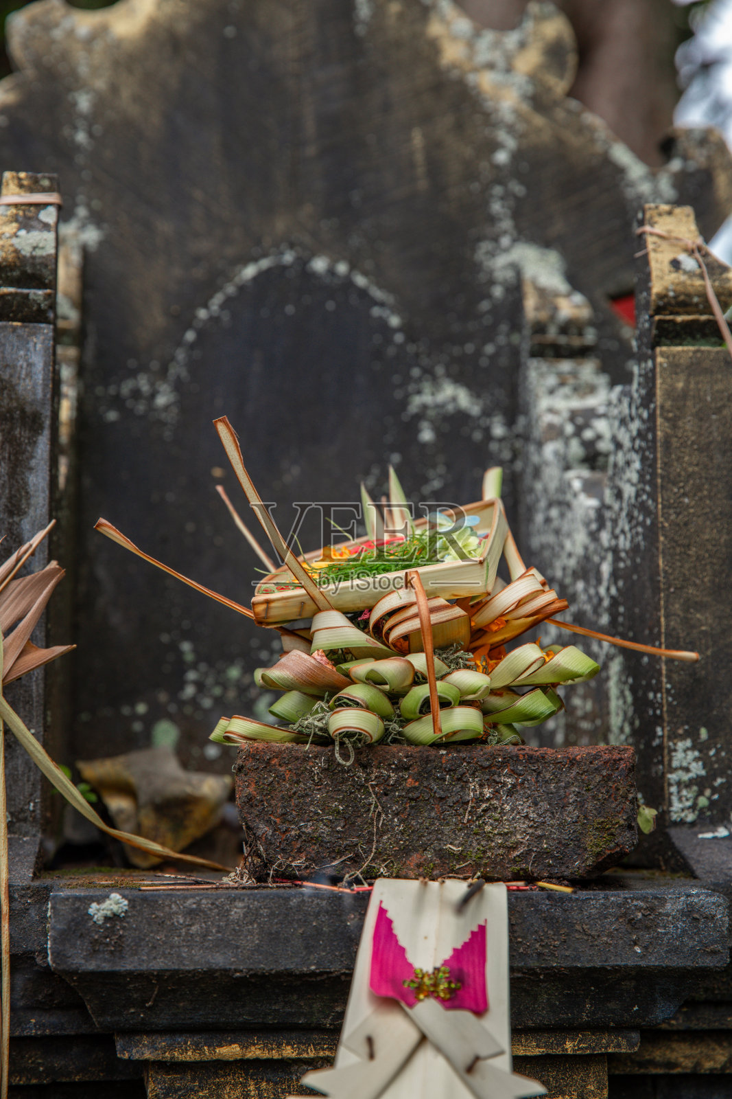 峇里神庙柱上的宗教祭品，编织的竹篮里装满了鲜花、水果和香烛照片摄影图片