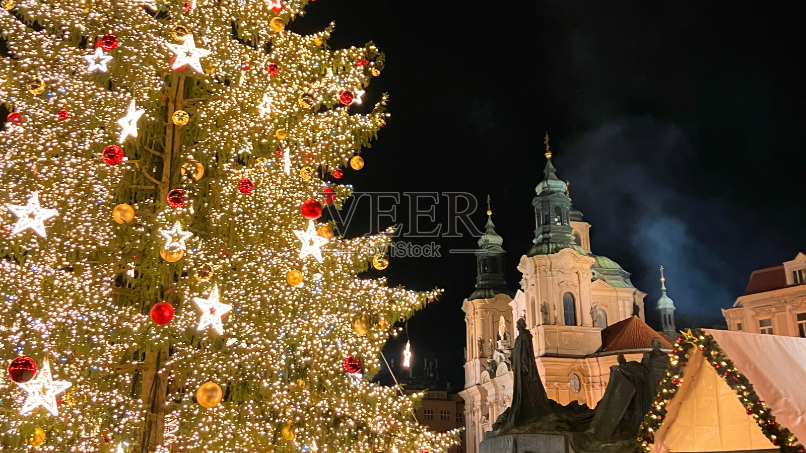 布拉格圣诞市场的圣诞树和中世纪建筑照片摄影图片