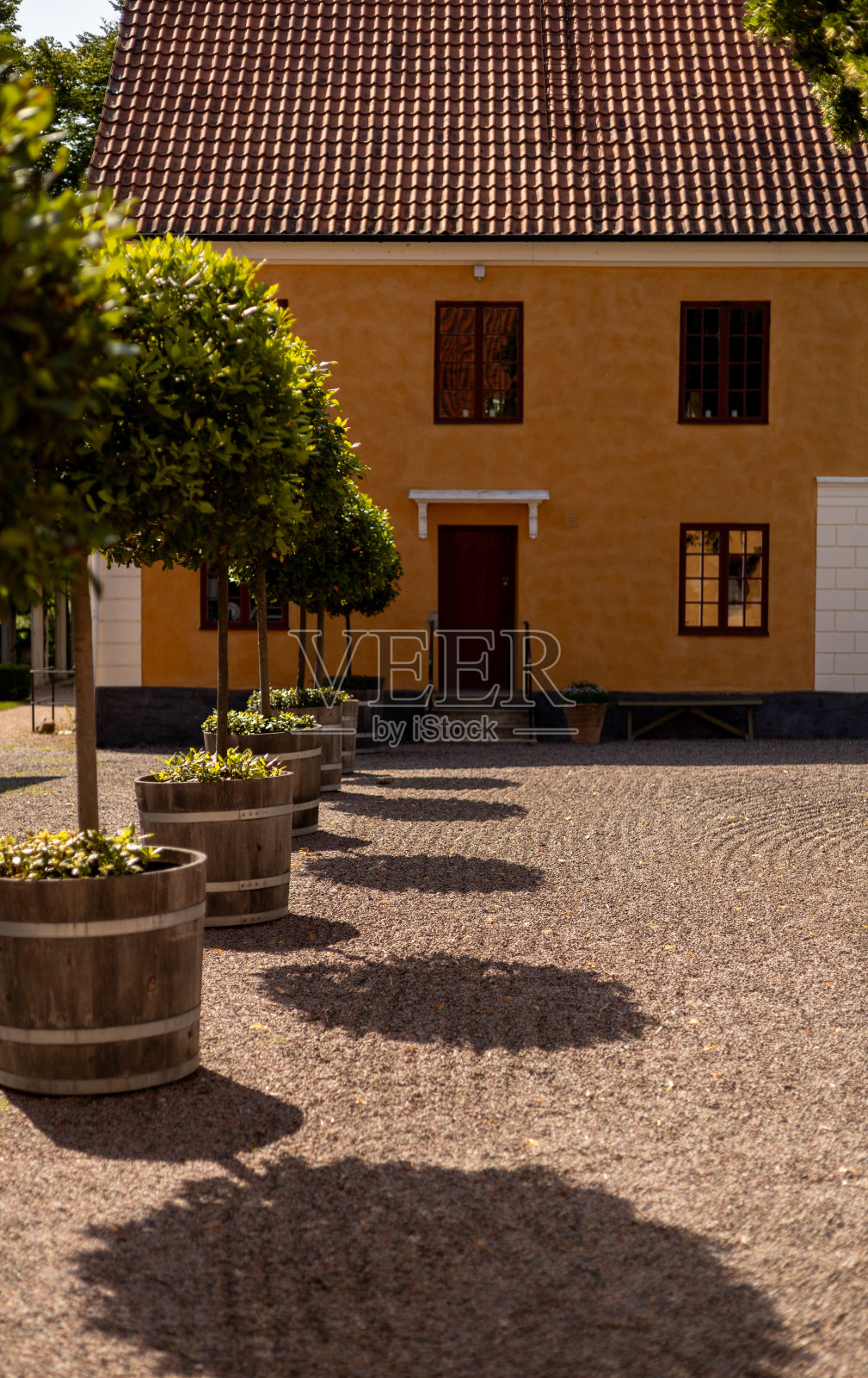 公园里的黄色房子照片摄影图片