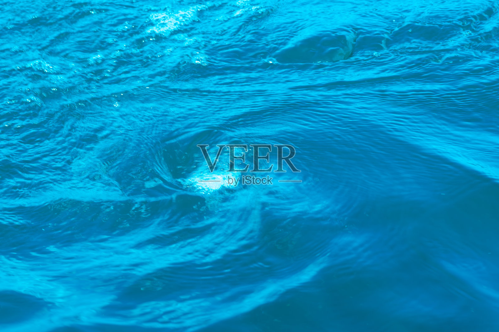 蓝色背景。水的质地，水的螺旋结构照片摄影图片