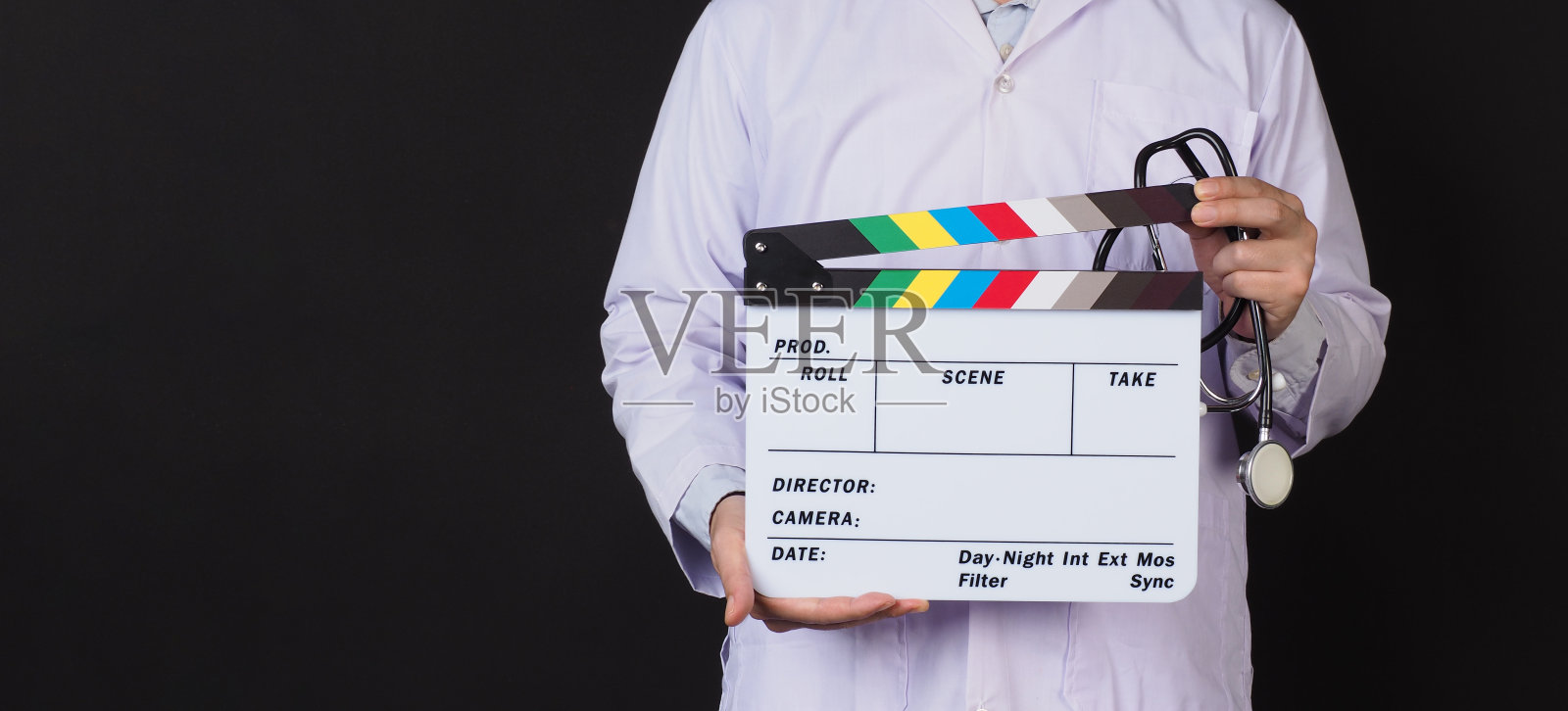 医生拿着黑色背景的听诊器和拍板。照片摄影图片