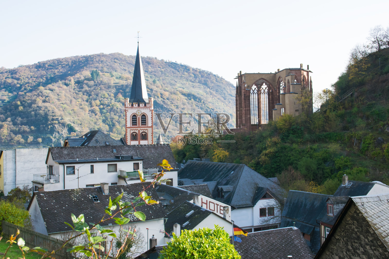 这座德国城市靠近一座山和一条河。照片摄影图片