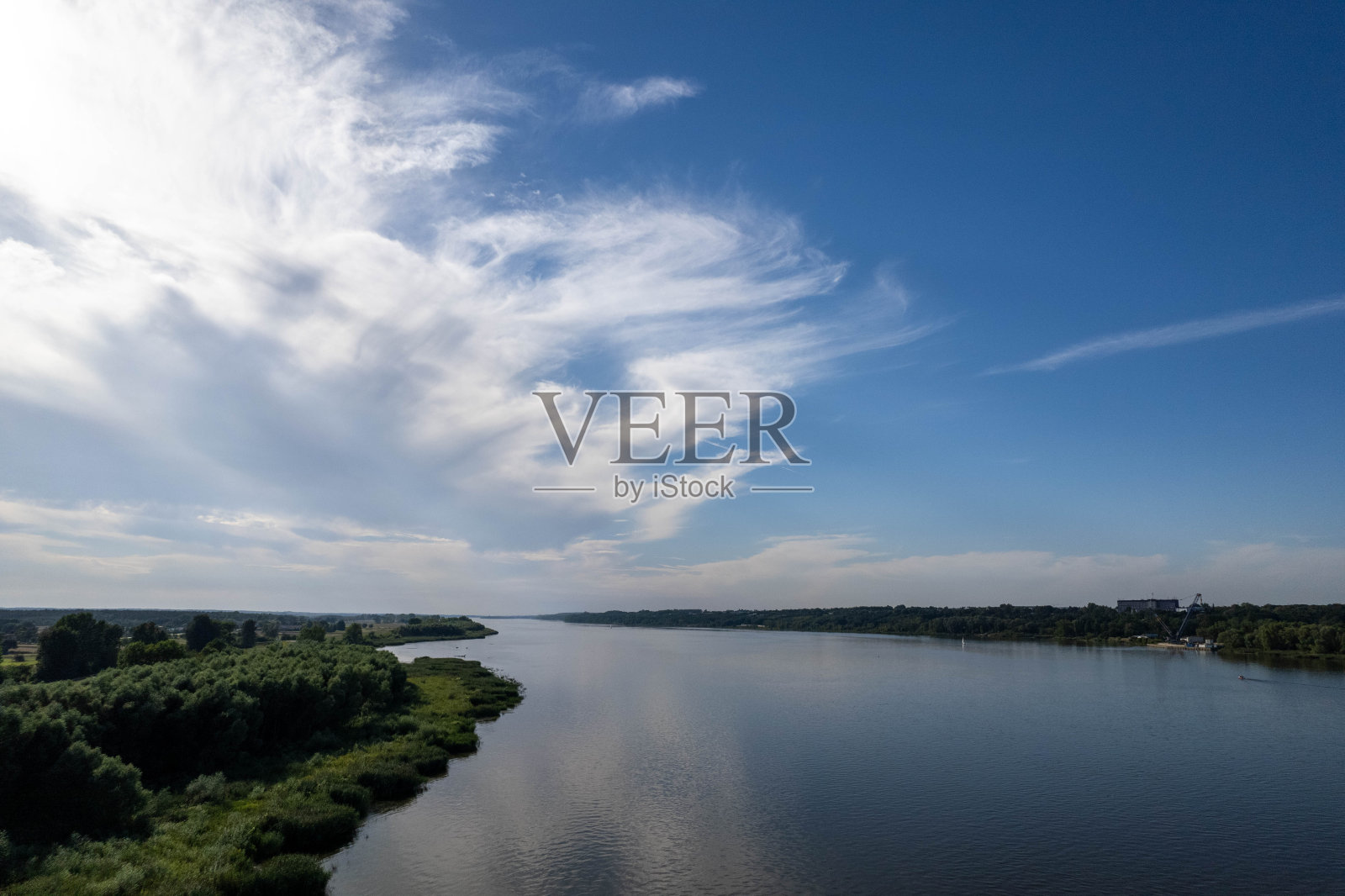 波兰普洛克维斯瓦河——无人机拍摄，白天，天气晴朗照片摄影图片