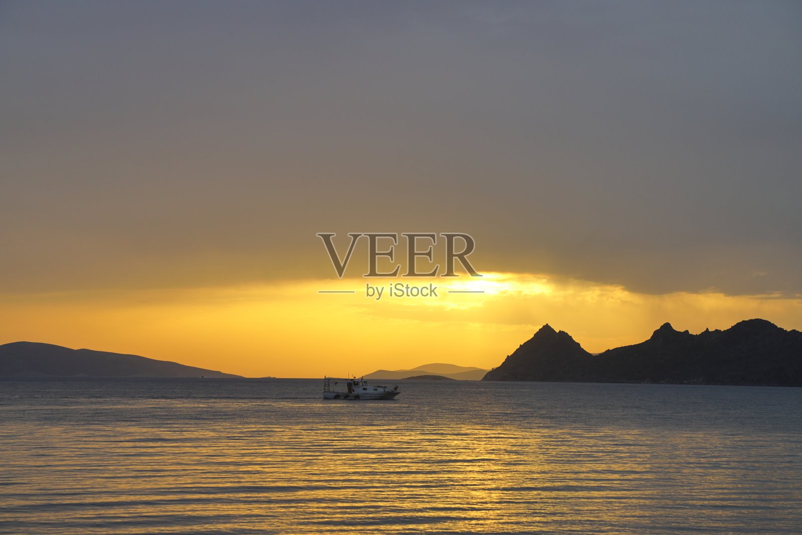 海滩上的日落。海滨小镇Turgutreis和壮观的日落。有选择性的重点。照片摄影图片