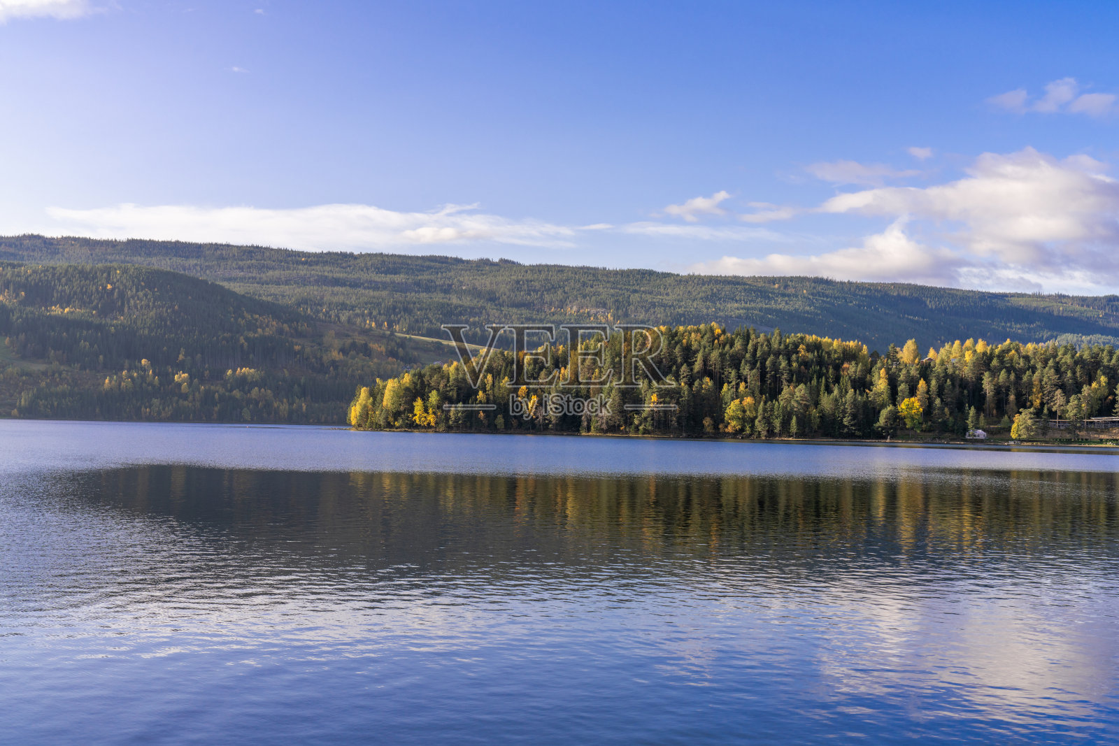 俯瞰湖湾，绿树成荫，初秋的色彩，挪威照片摄影图片