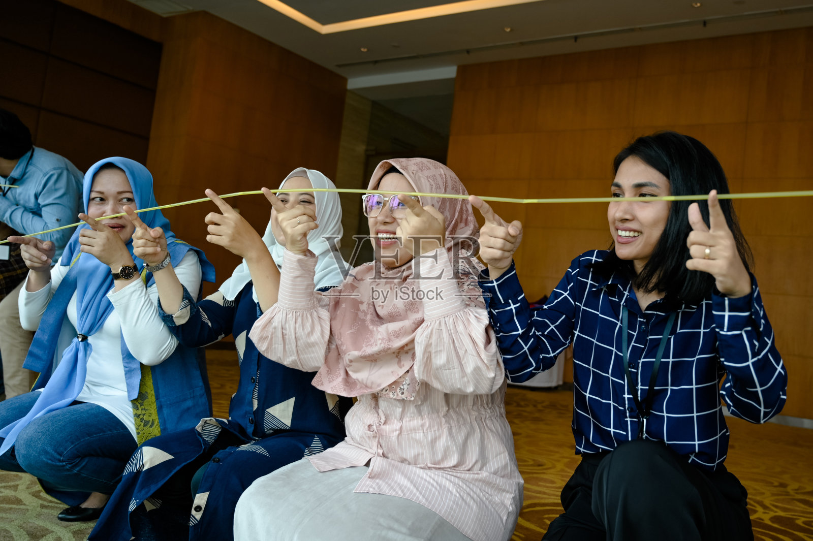 【游戏】双手互相触碰并放下照片摄影图片