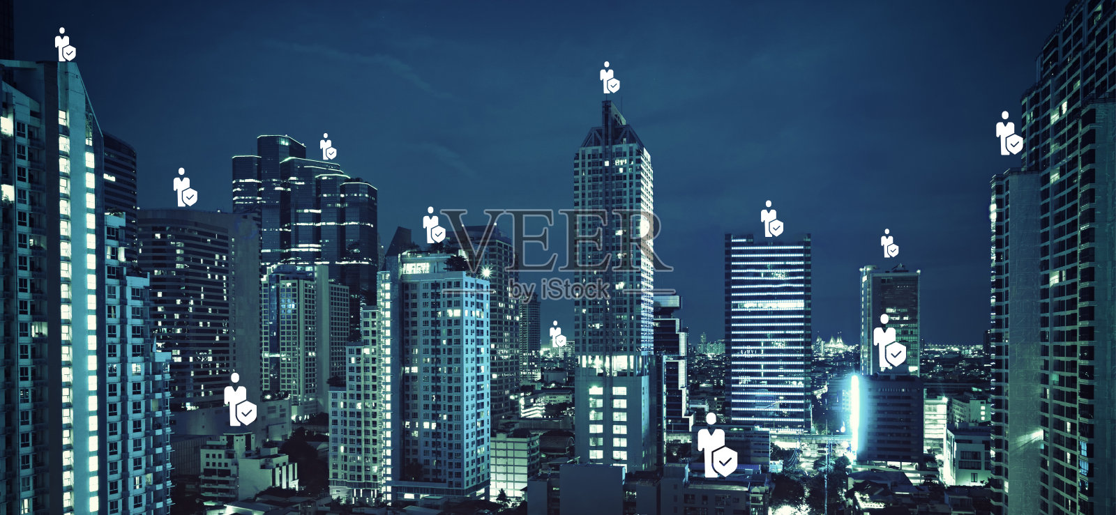 发光的挂锁全息图，亚洲马来西亚吉隆坡的夜景全景。网络安全的概念保护吉隆坡公司。双重曝光。照片摄影图片