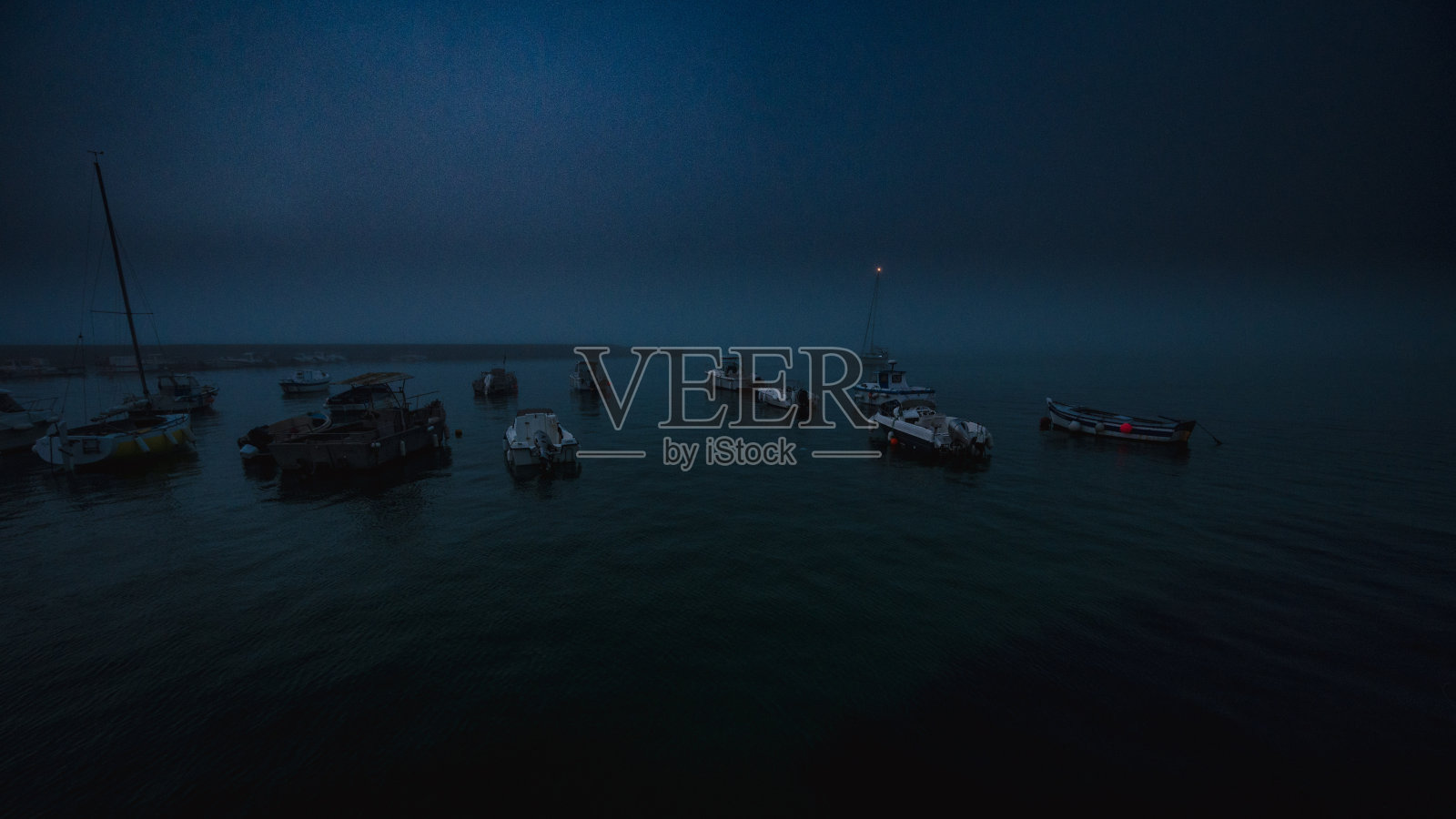 在黑暗和雾中停泊船只照片摄影图片