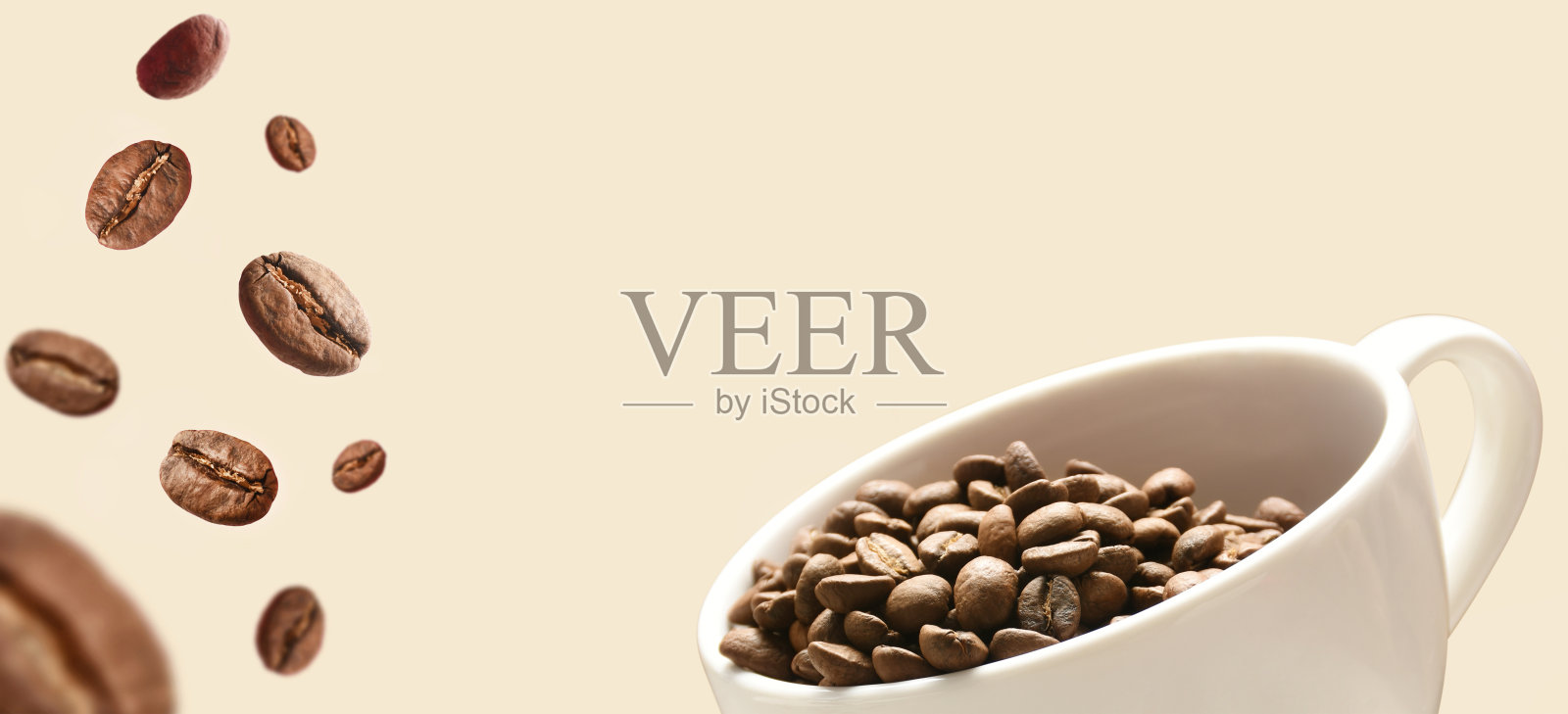 咖啡的概念。咖啡豆和咖啡杯在彩色背景与复制空间照片摄影图片