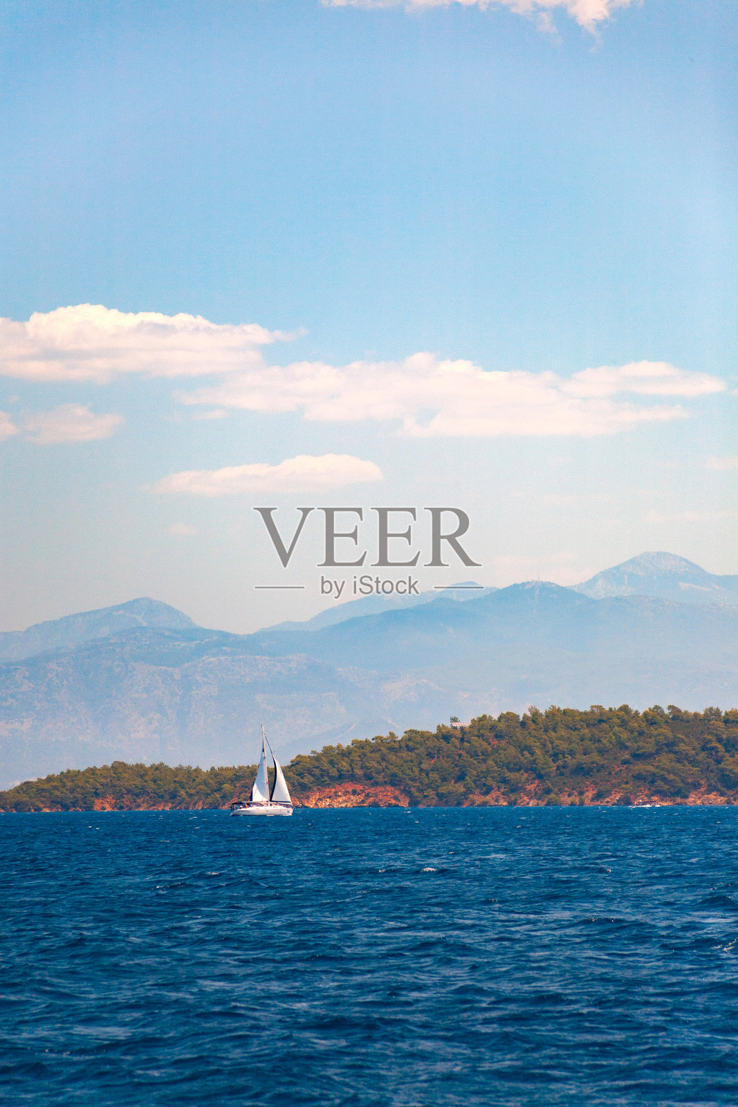 在蓝海上航行照片摄影图片