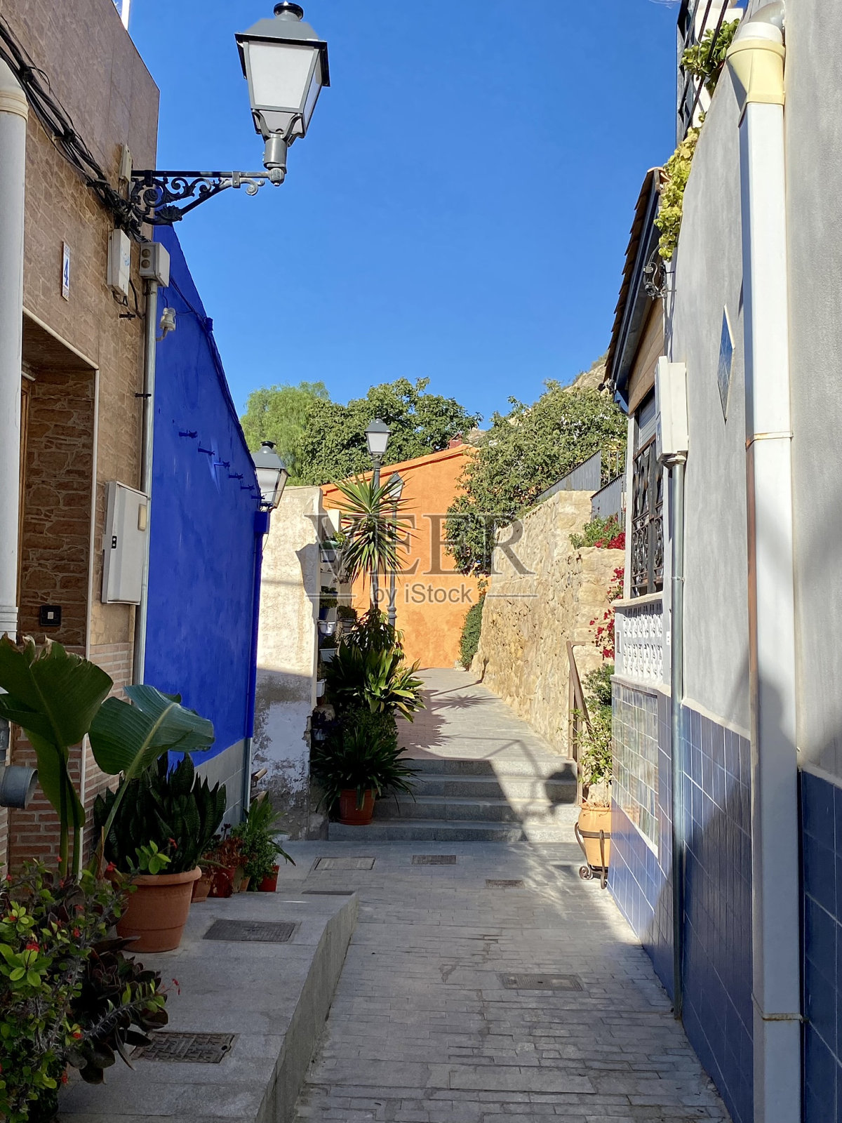 西班牙-阿利坎特-巴里维尔圣克鲁斯(老城区)的小街照片摄影图片