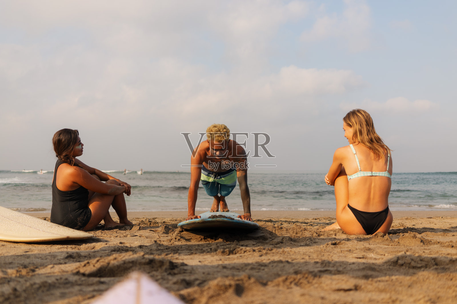 印度尼西亚男冲浪者教如何在海滩上冲浪照片摄影图片