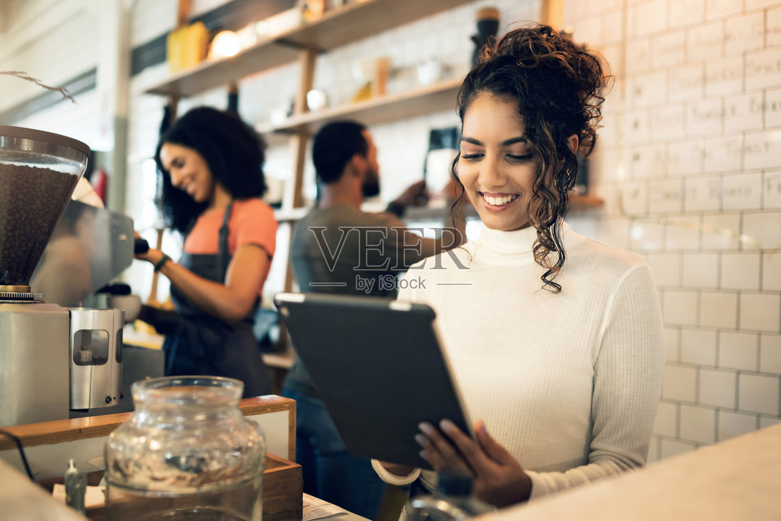 快乐的女人，平板电脑和小生意在咖啡馆的管理，网络或所有权在咖啡店。女性、企业家或餐馆老板对店内的技术、团队和咖啡师微笑照片摄影图片