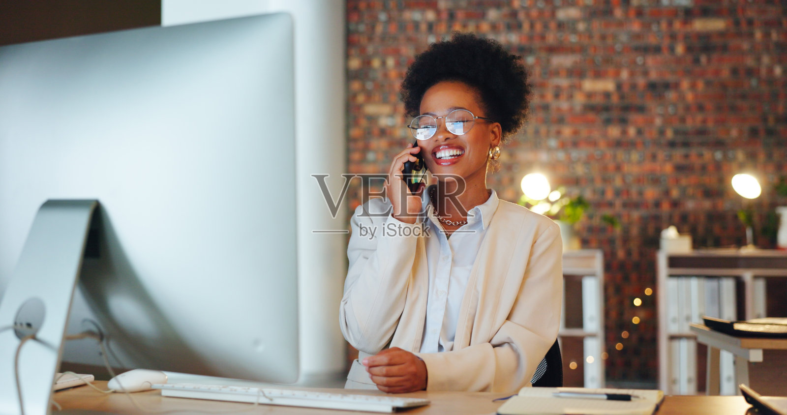 晚上，电话、电脑和商务女性在黑暗的办公室里做项目、研究和网站。公司，计划和个人谈话联系，沟通和讨论在办公桌照片摄影图片