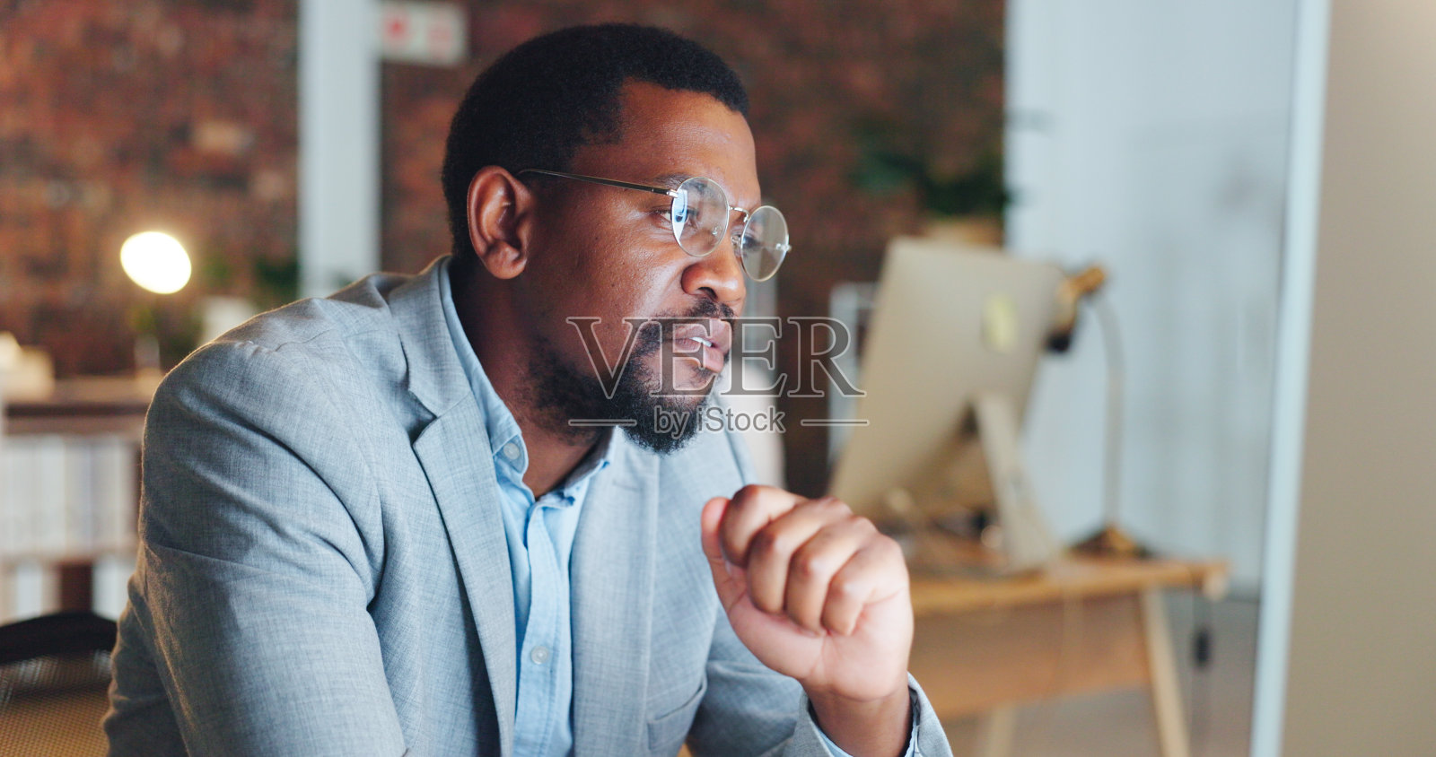 创业，夜间和黑人在办公室，在线阅读和计算机的数据分析，网站和信息。员工，顾问和非洲代理在工作场所，并检查个人电脑上的电子邮件加班照片摄影图片