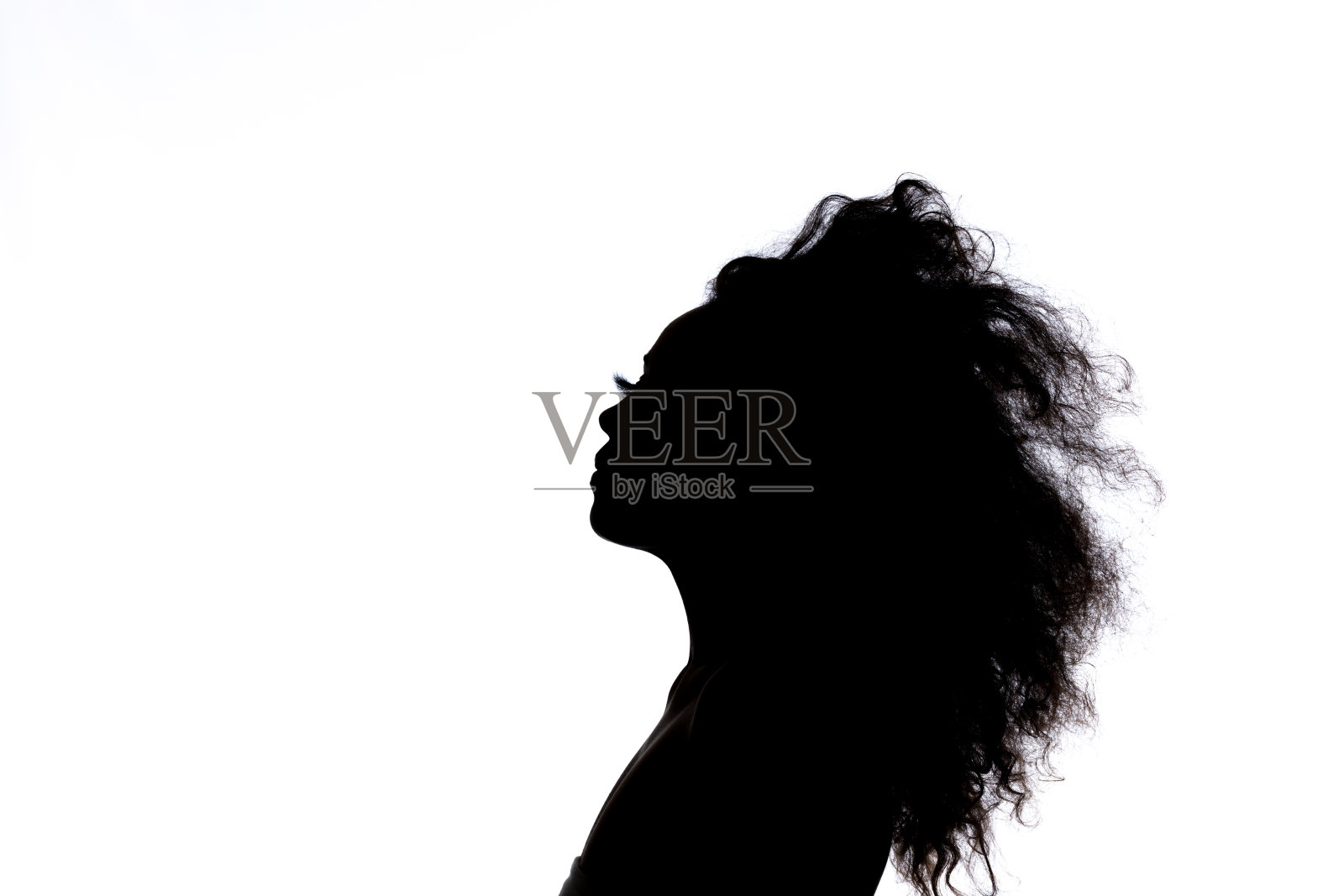 一个长发女子的剪影照片摄影图片