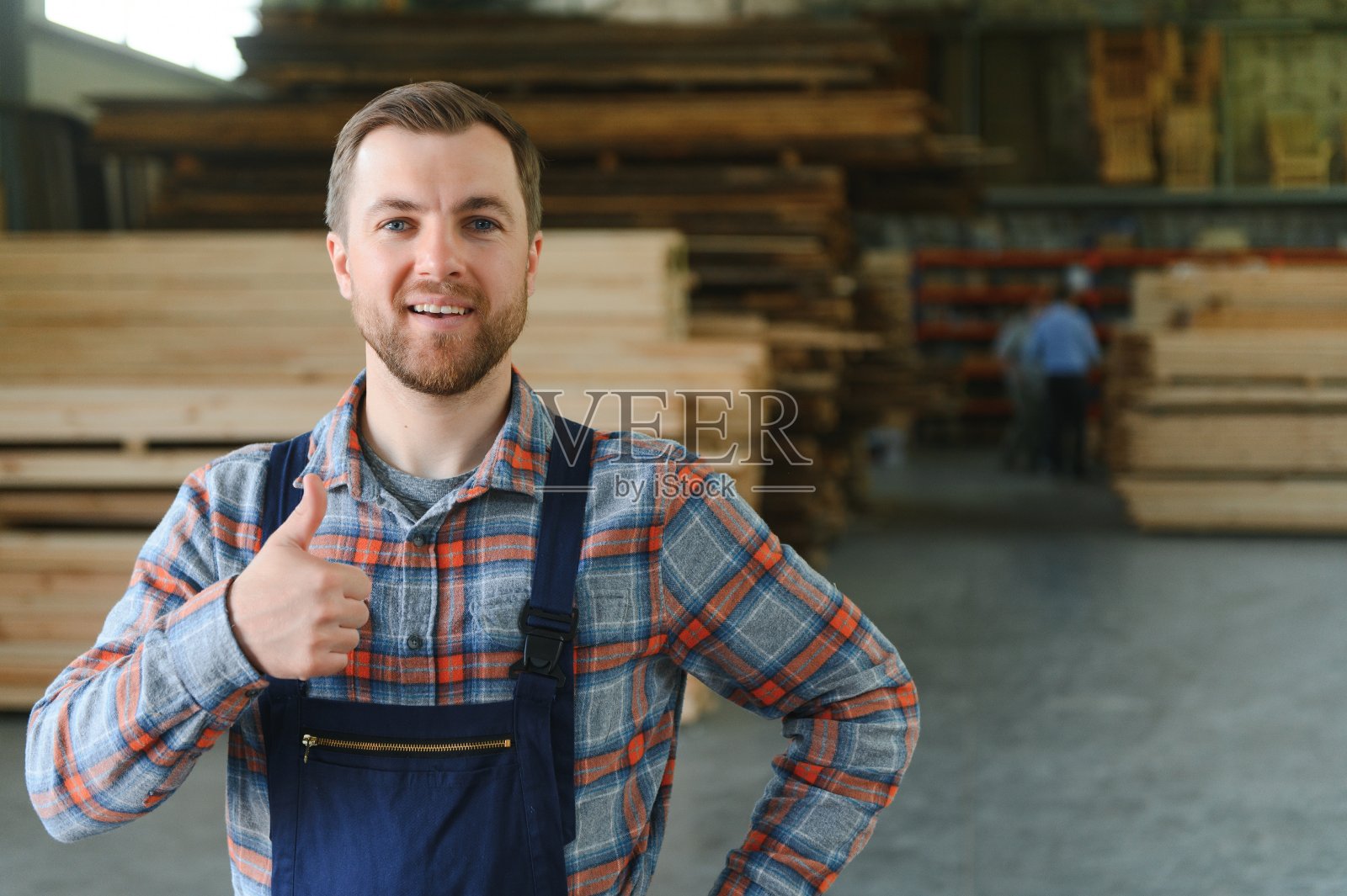 木材仓库的木匠为木工车间的家具制作挑选木板照片摄影图片