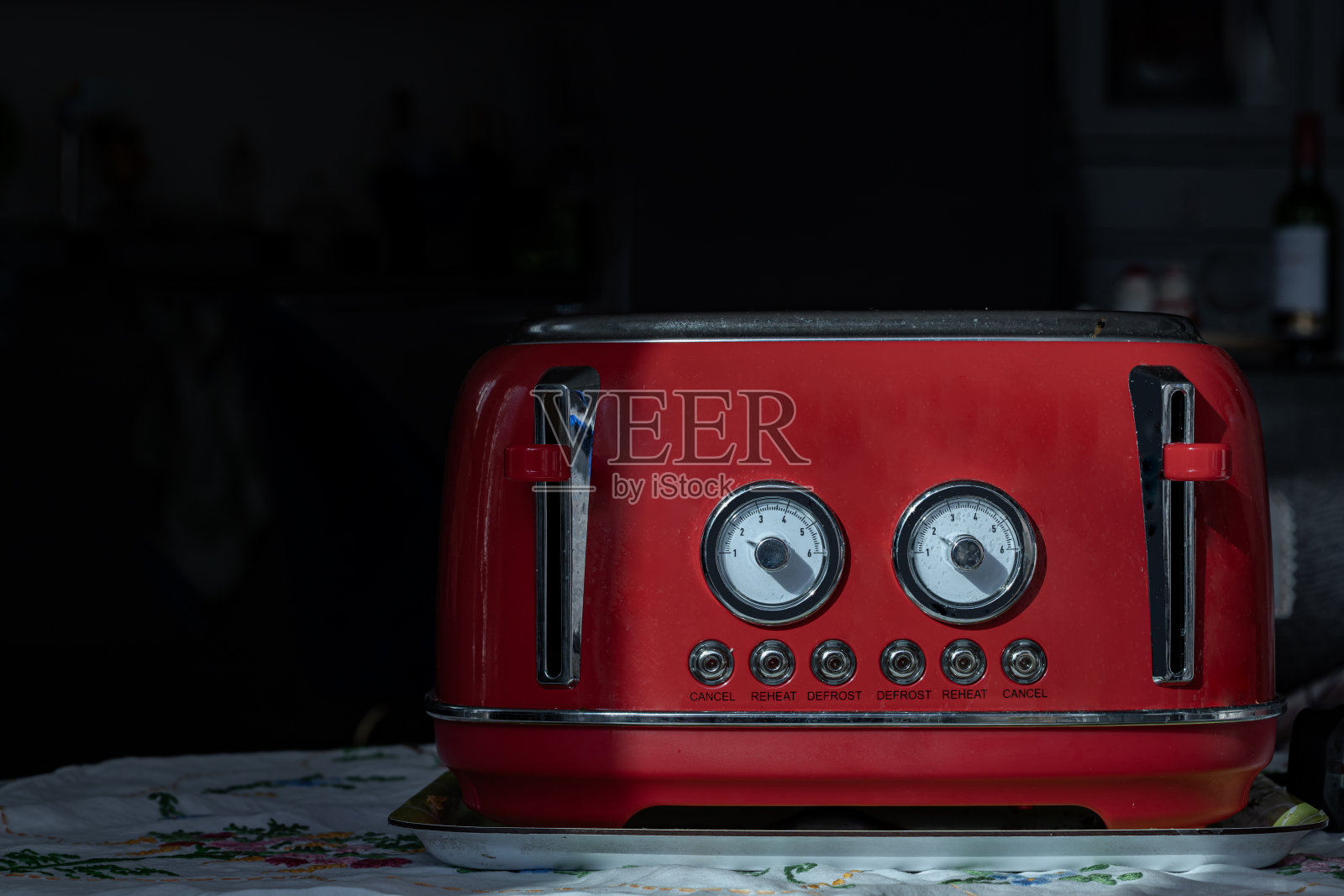 早餐用的红色复古风格烤面包机。复古风格的面包机。照片摄影图片