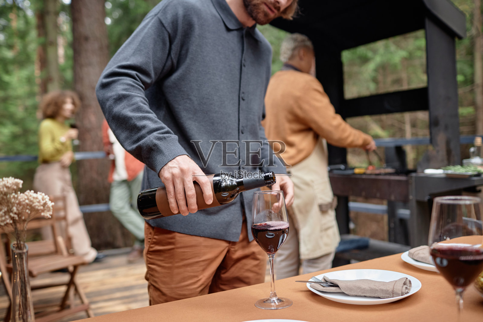 野餐时喝红酒的男人照片摄影图片