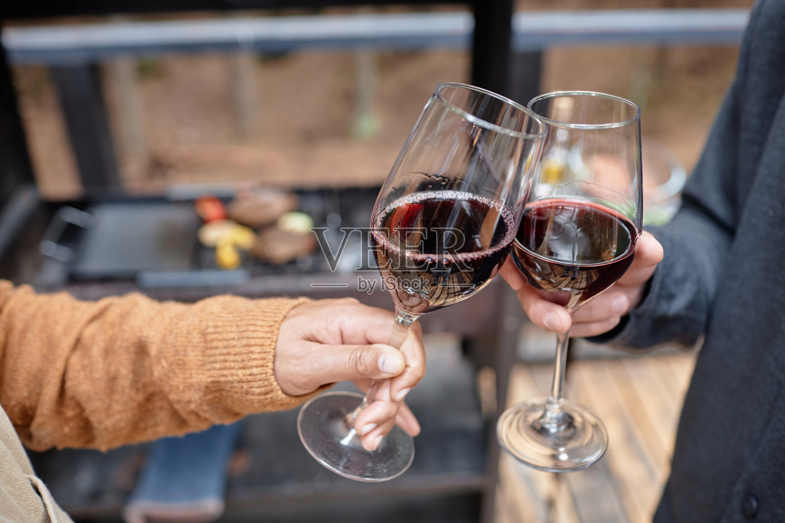 一对夫妇在野餐时喝酒照片摄影图片