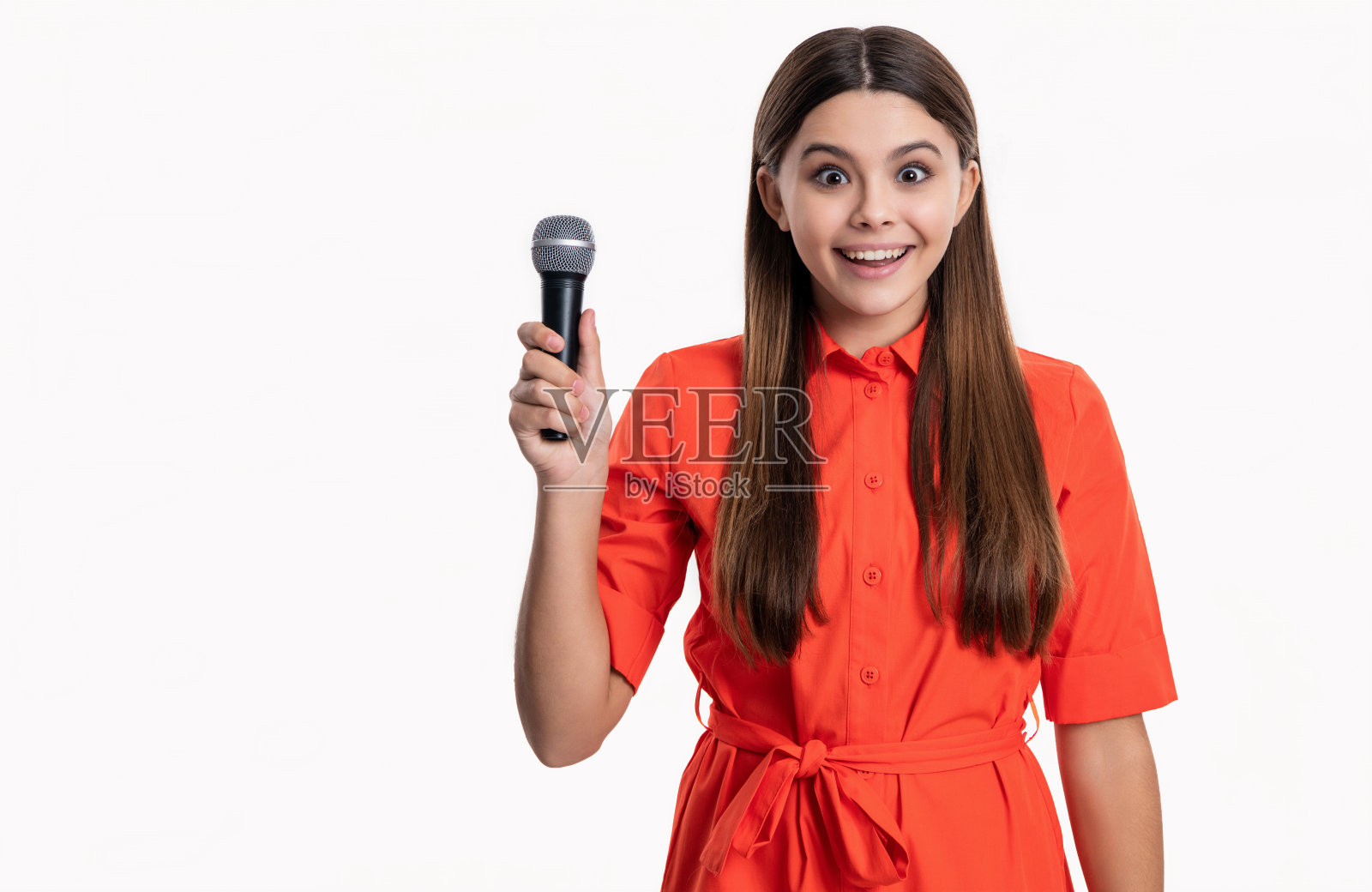 十几岁的女歌手与麦克风隔离在白色背景，复制空间。少女歌手照片摄影图片