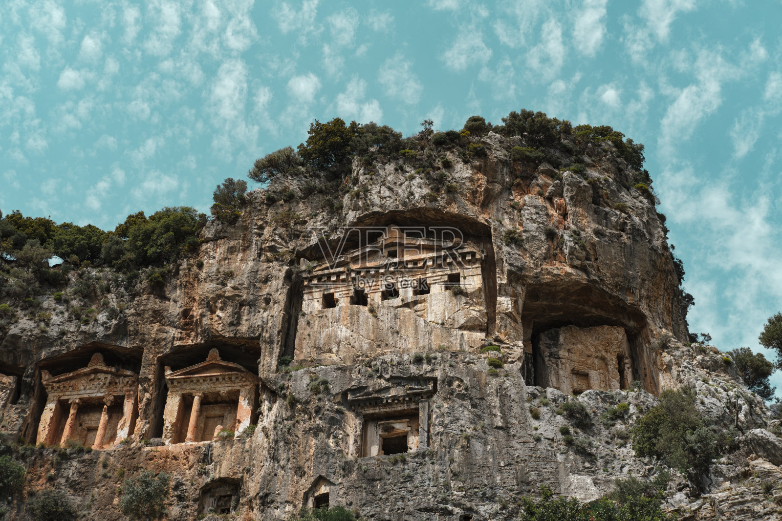 土耳其达尔扬古吕西亚洞窟庙宇墓葬，绿树成荫，科伊切吉斯自然风光惊艳，蓝天白云，旅游度假胜地照片摄影图片