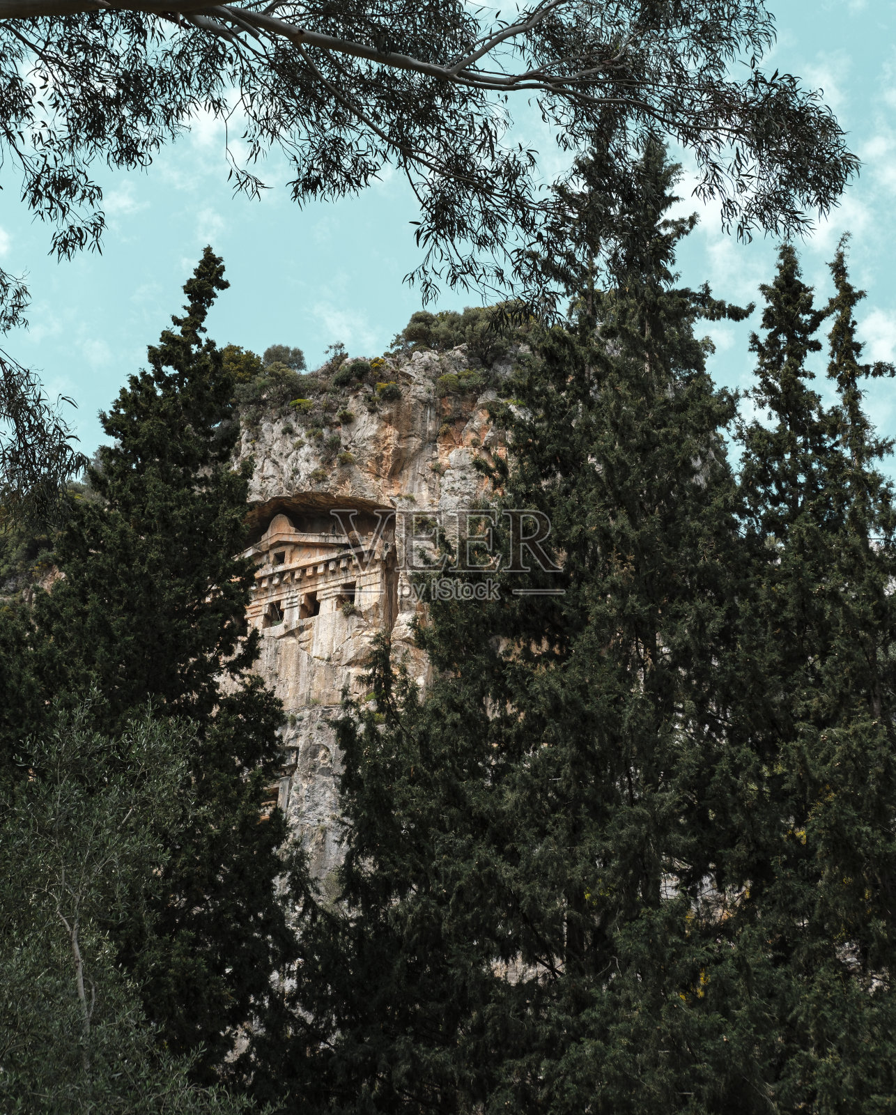 土耳其达尔扬古吕西亚洞窟庙宇墓葬，绿树成荫，科伊切吉斯自然风光惊艳，蓝天白云，旅游度假胜地照片摄影图片