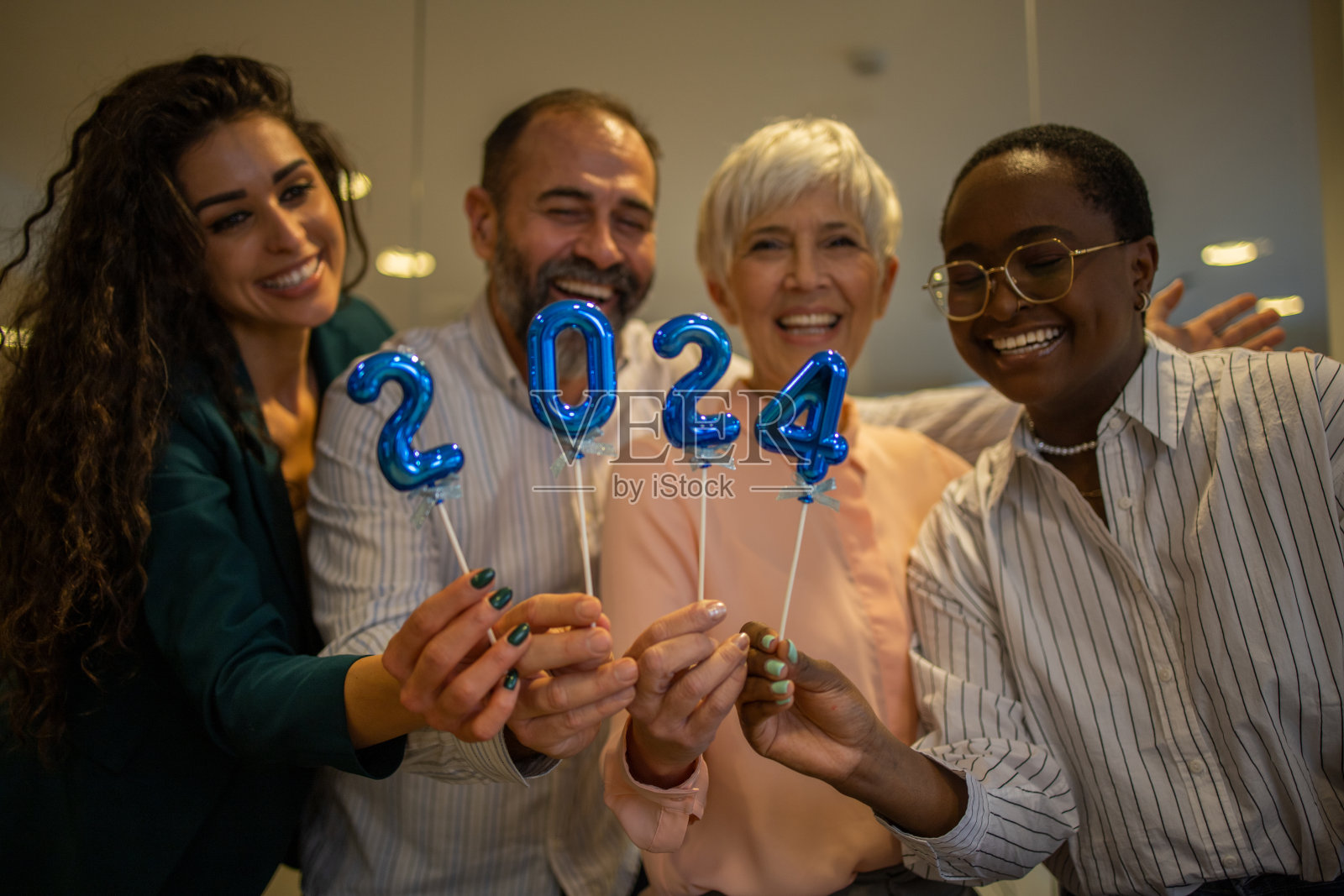 微笑的人们拿着烟花照片摄影图片