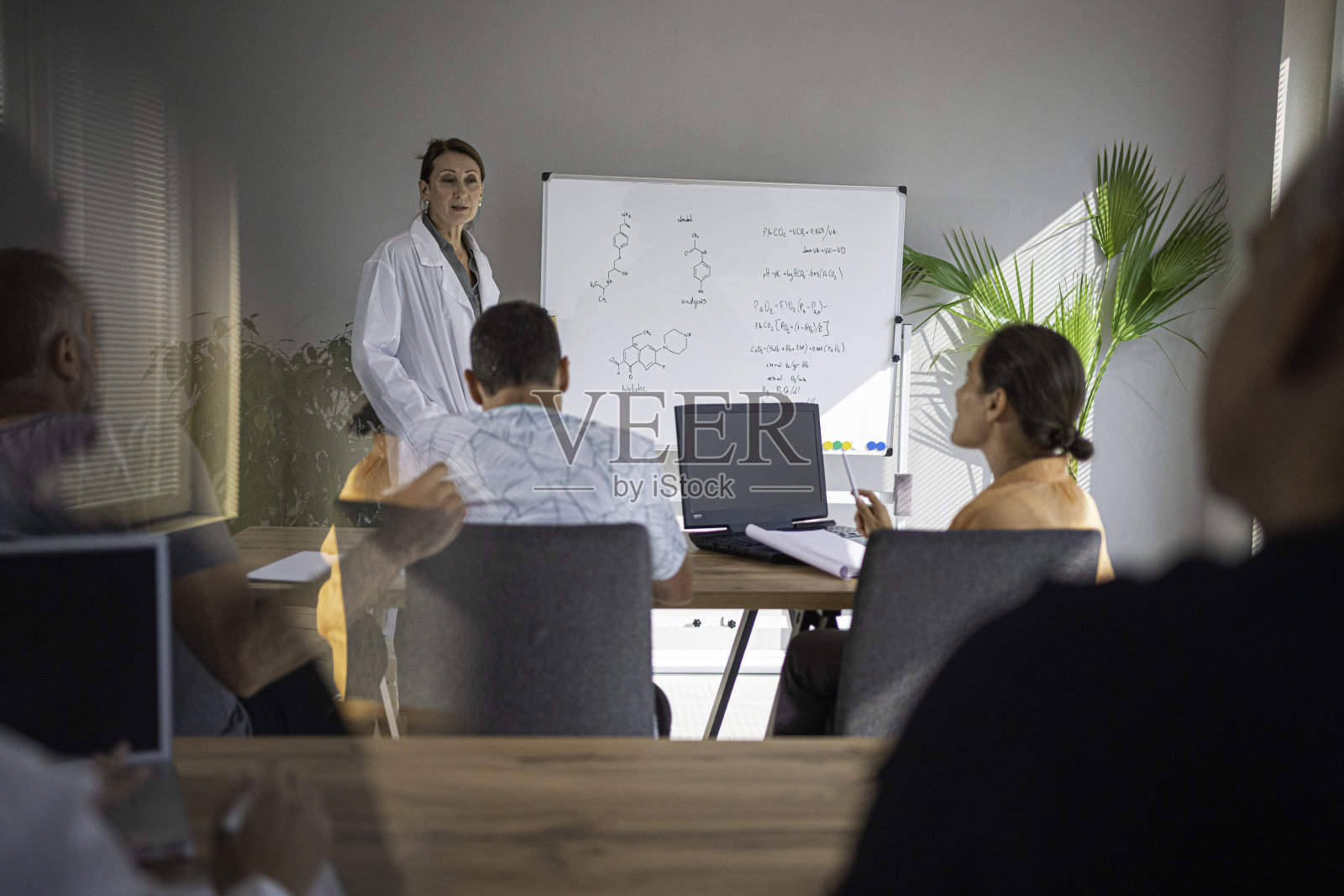 女教师在大学里教授非传统学生，药学课照片摄影图片