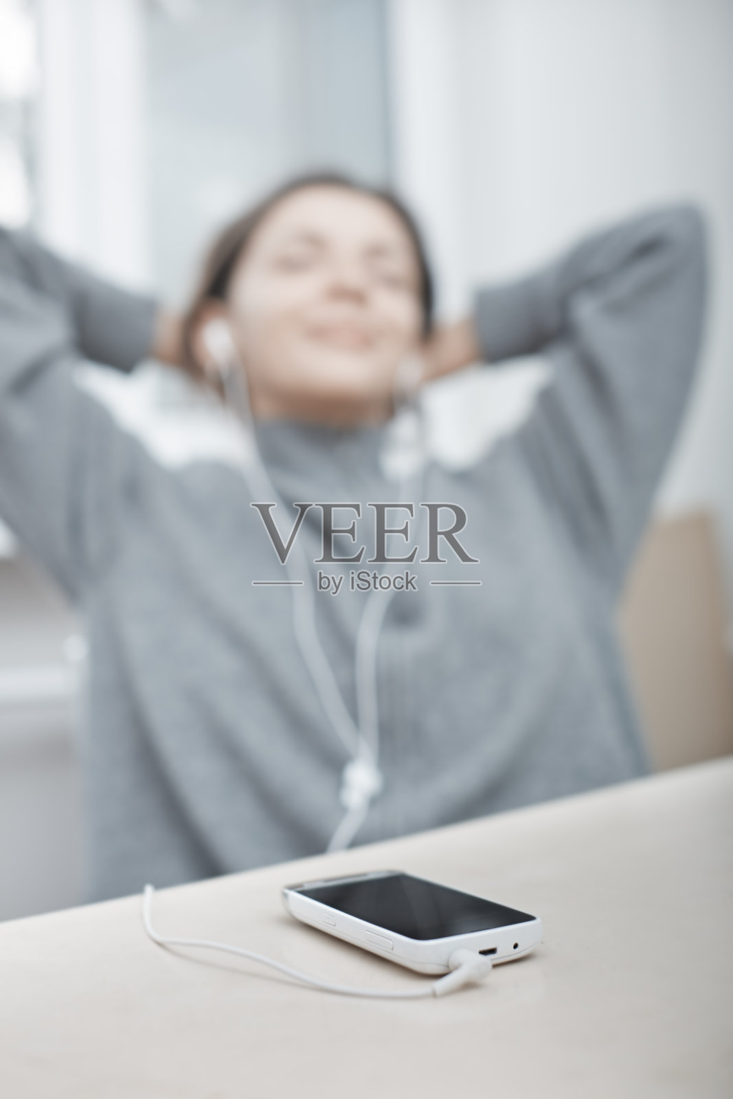 带耳机的智能手机照片摄影图片