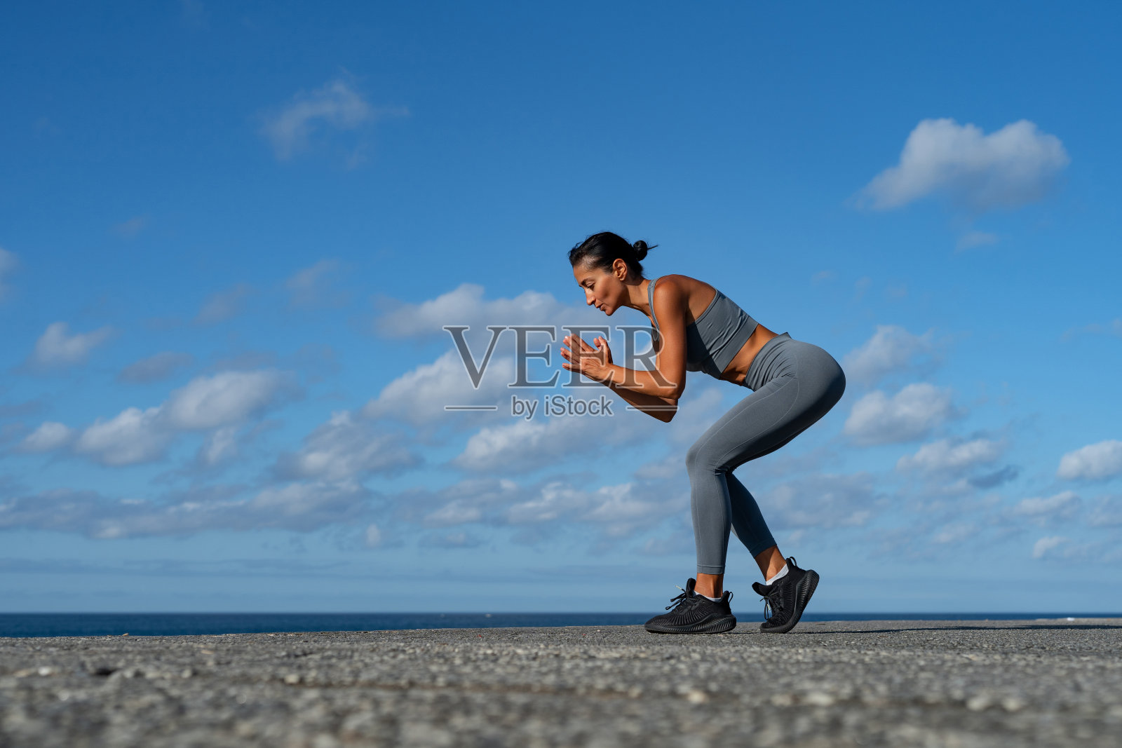 运动的黑发女孩做健身做运动，过着健康的生活方式照片摄影图片