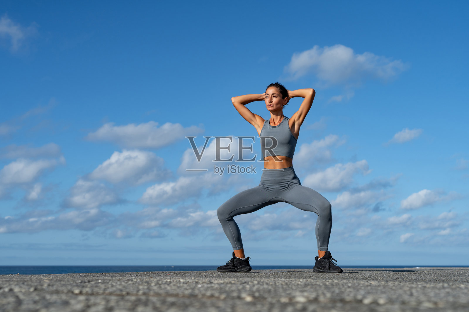 运动的黑发女孩做健身做运动，过着健康的生活方式照片摄影图片