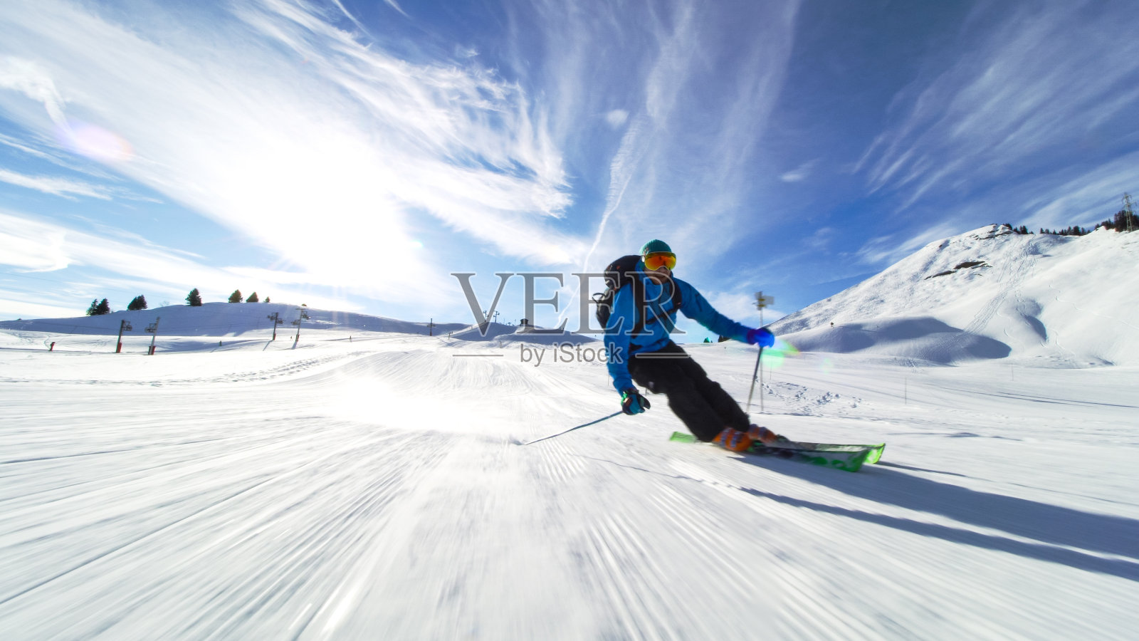 专业滑雪运动员在瑞士阿尔卑斯山的斜坡上朝着镜头滑雪照片摄影图片