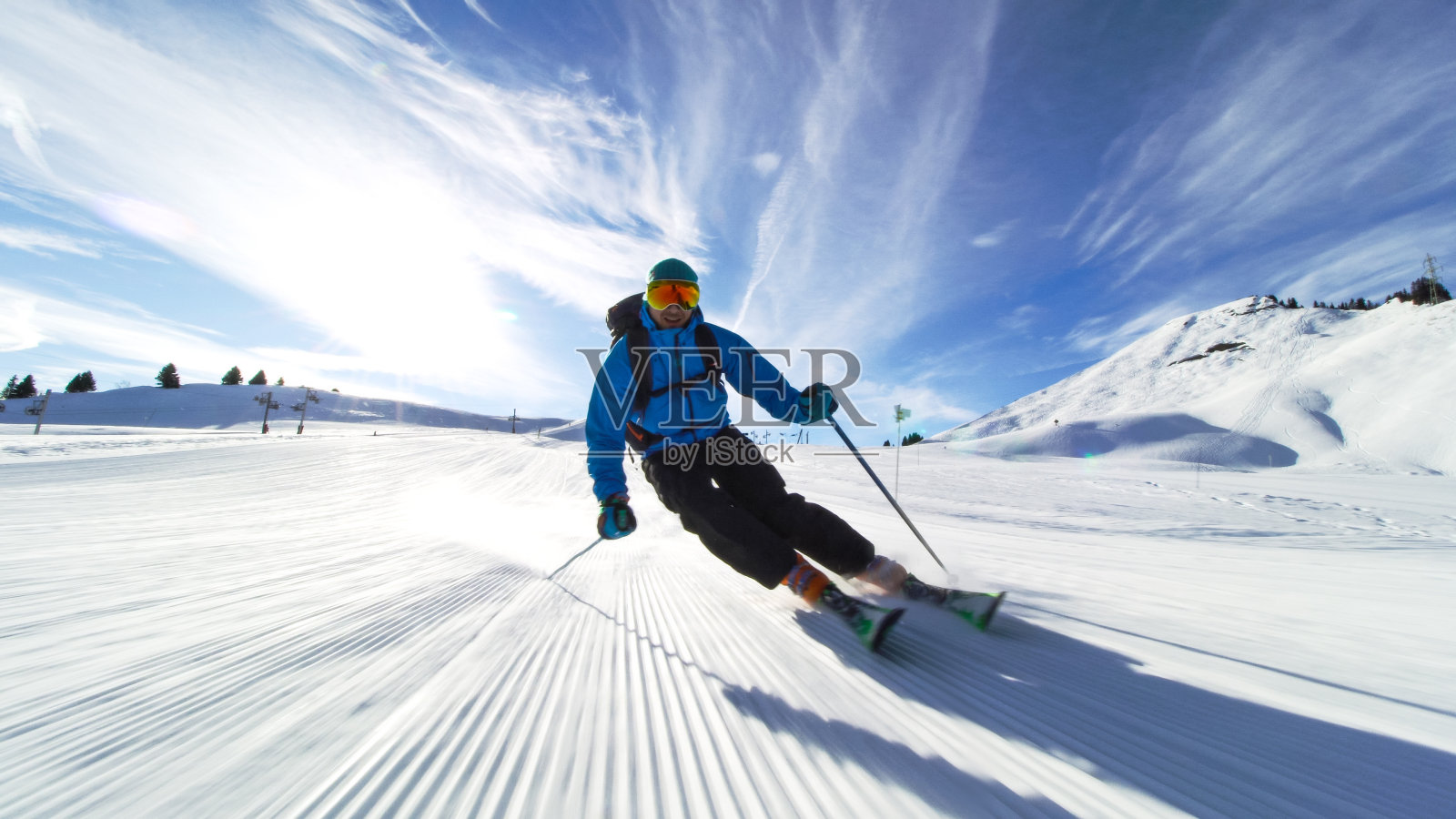 专业滑雪运动员在瑞士阿尔卑斯山的斜坡上朝着镜头滑雪照片摄影图片