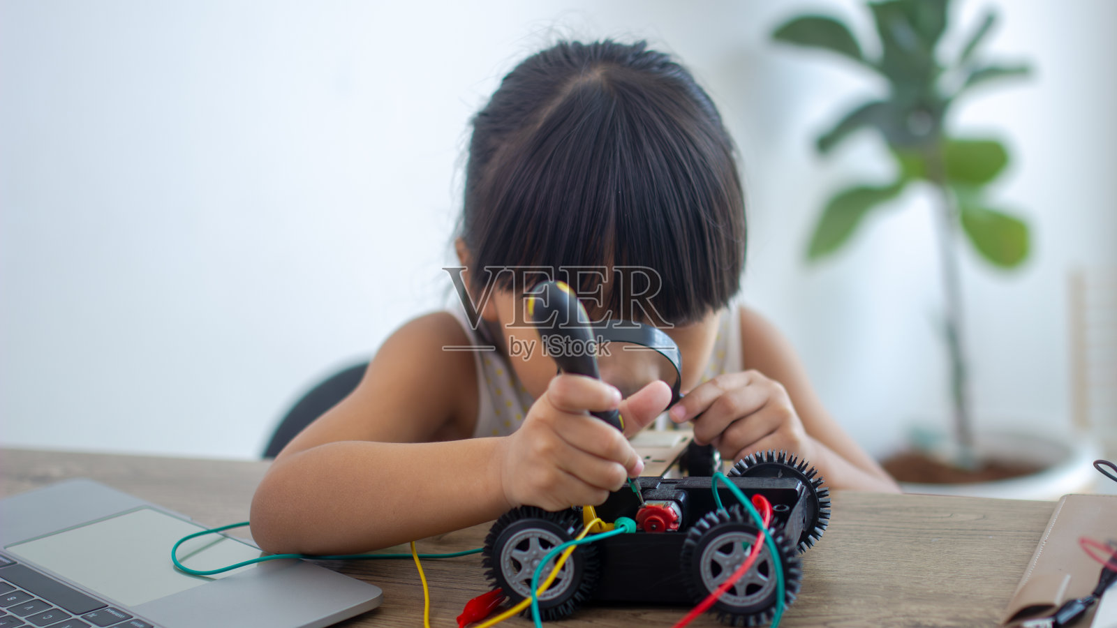 一个正在设计机器人的小女孩照片摄影图片