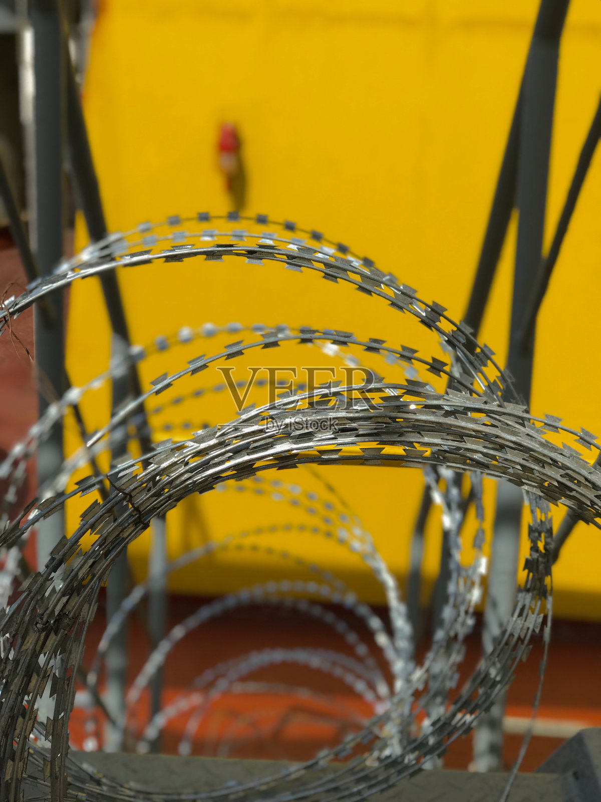 血管硬化是用剃刀线和铁丝围栏完成的照片摄影图片