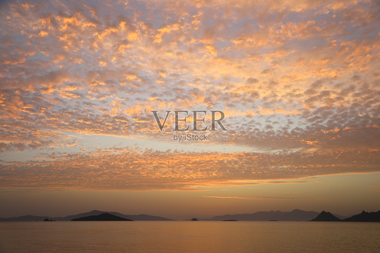 海滩上的日落。海滨小镇Turgutreis和壮观的日落。有选择性的重点。照片摄影图片