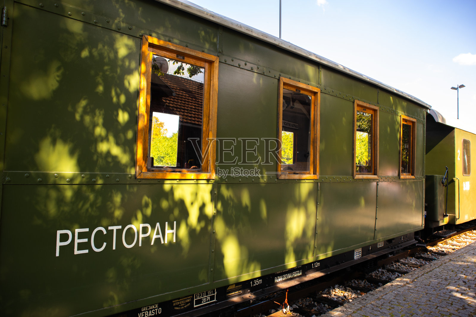 一个写着“Ресторан”的旧火车车厢，意思是“餐馆”照片摄影图片