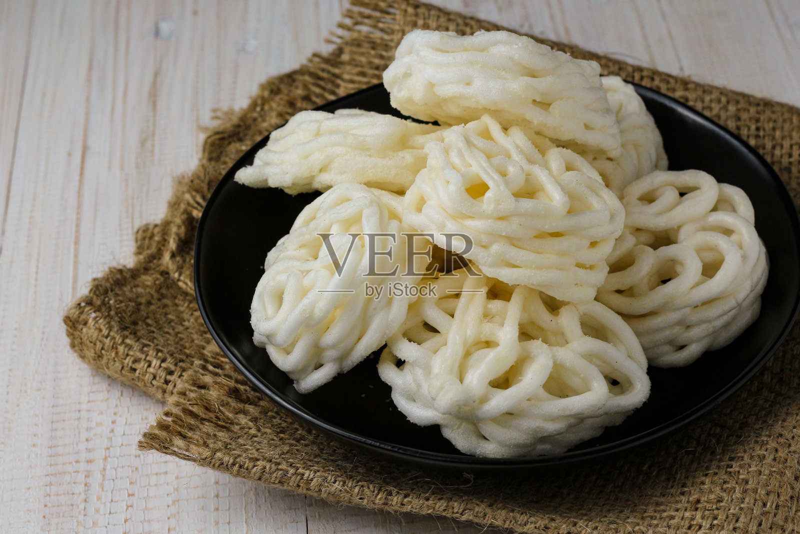 黑色盘子里的巨邦鱼饼干。带有拷贝空间。照片摄影图片