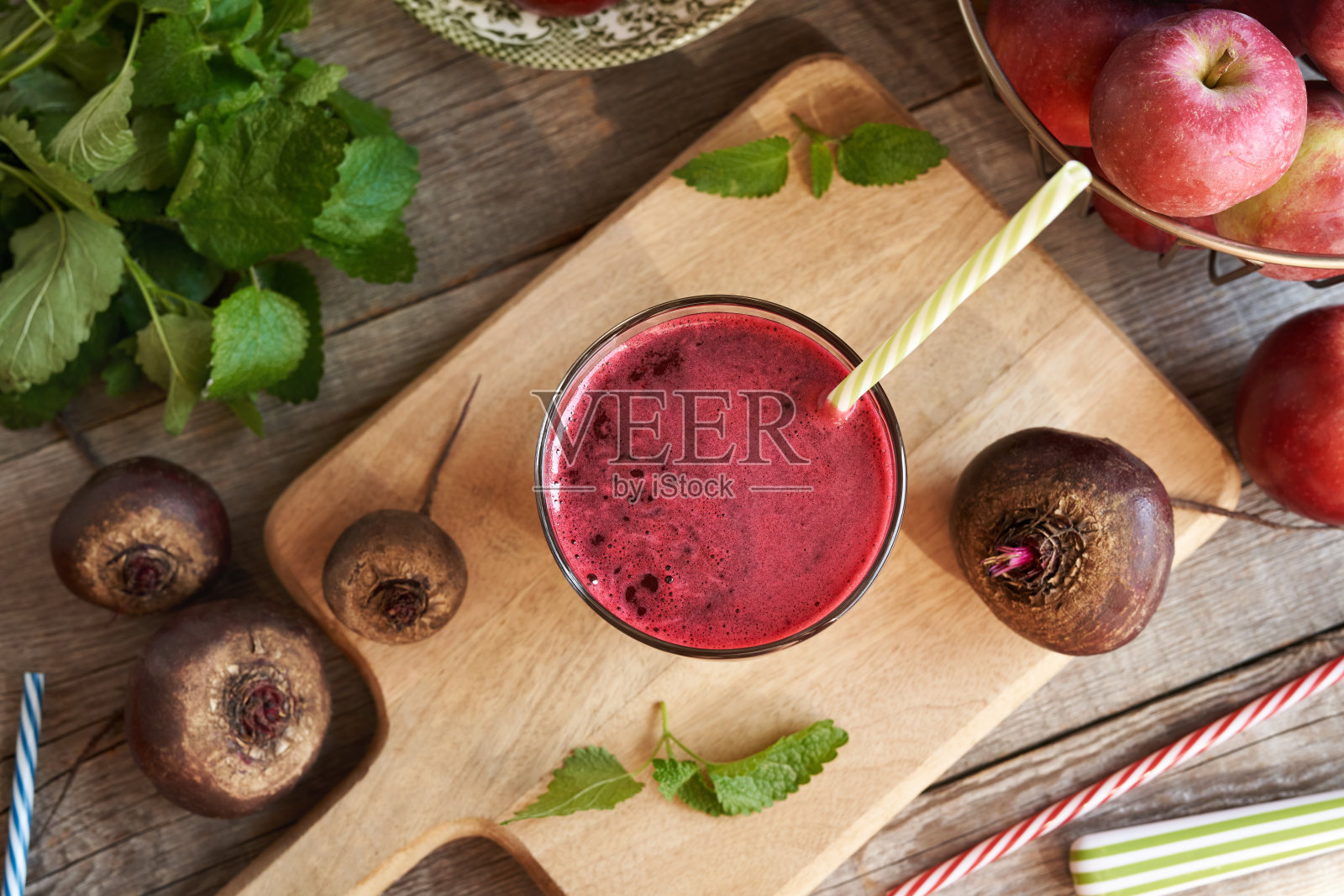 新鲜的甜菜根汁和苹果放在桌子上，俯视图照片摄影图片