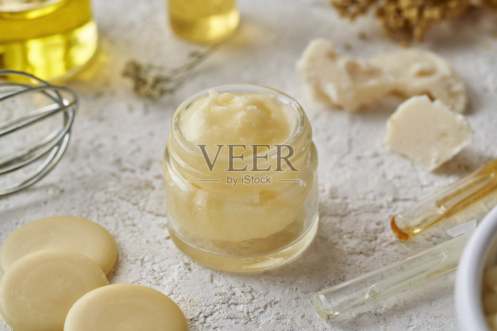 自制奶油，以可可脂、精油和乳木果油为背景照片摄影图片