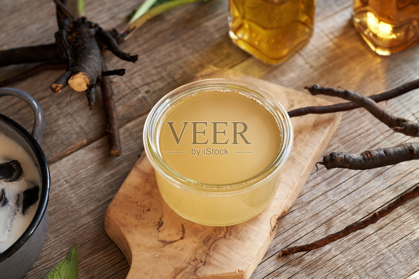 用新鲜的针叶根和猪油制成的热紫草膏照片摄影图片